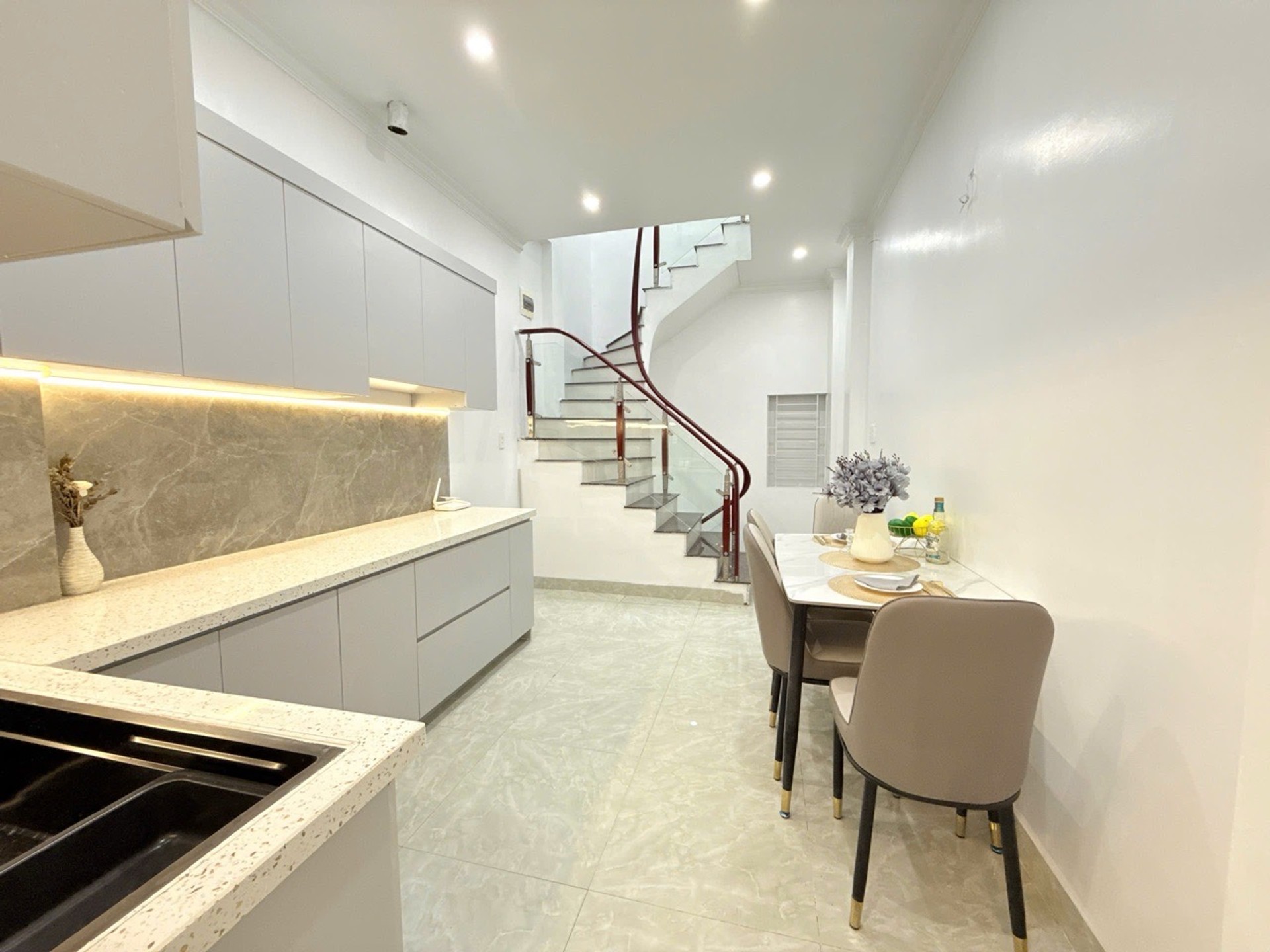 Nhà mặt phố 3 tầng tại phường Vũ Chí Thắng, vị trí đắc địa, dễ kinh doanh