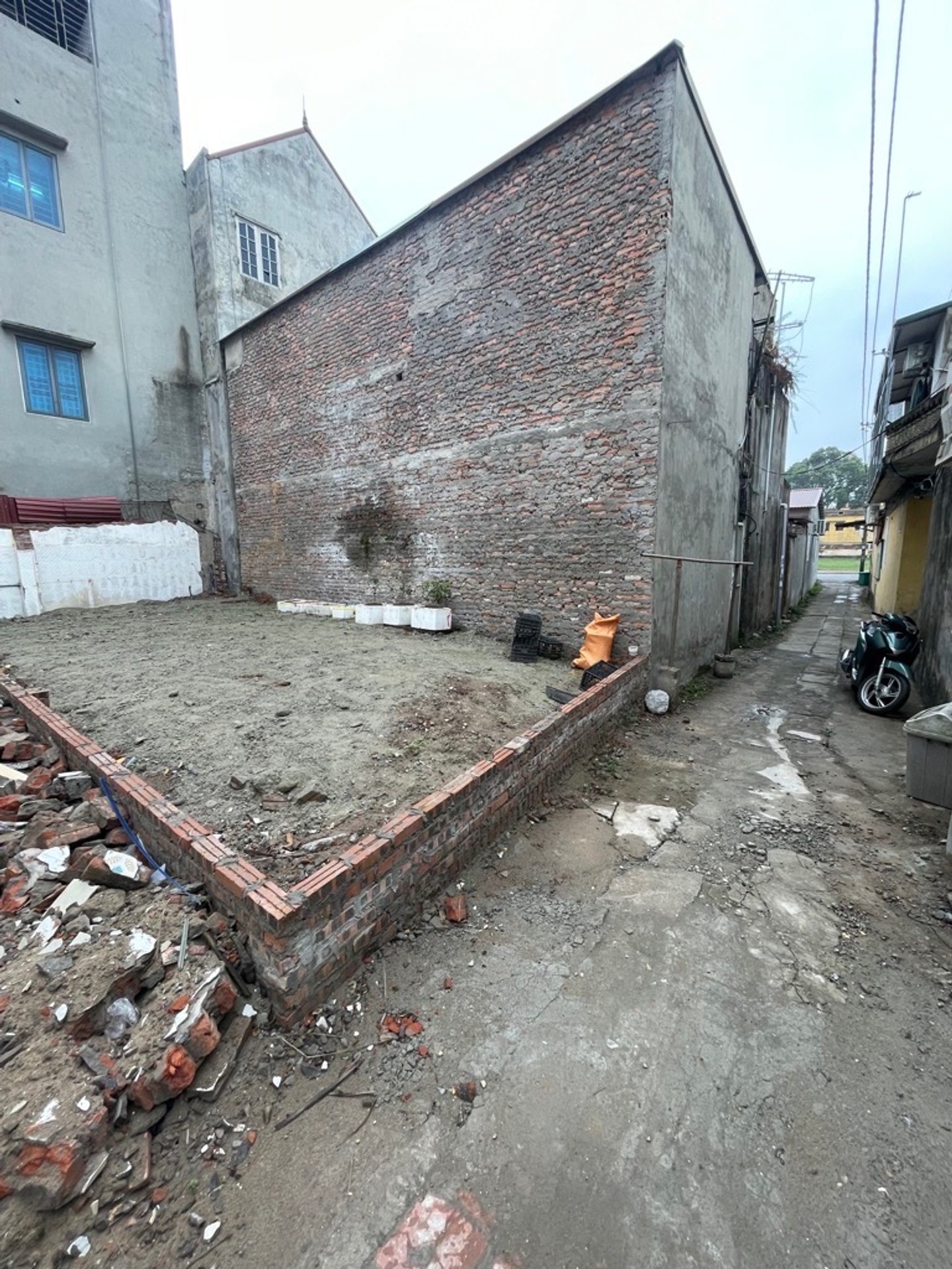 Đất vuông vức ô tô đỗ cửa, ngõ nông, cách đường lớn 20m