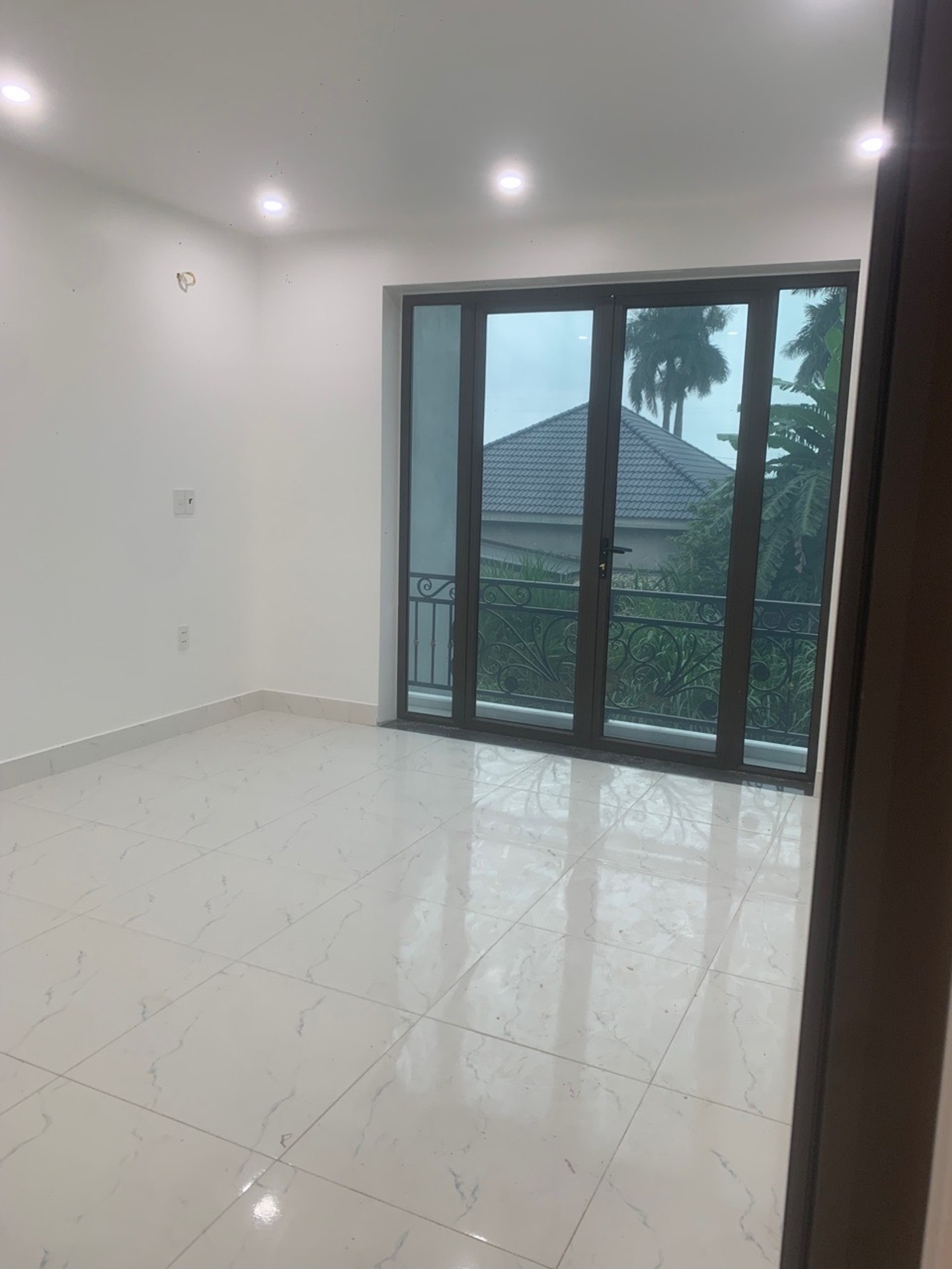 Nhà 2 tầng mặt tiền rộng - Ngõ ô tô đỗ cửa, sẵn sàng đón chủ mới