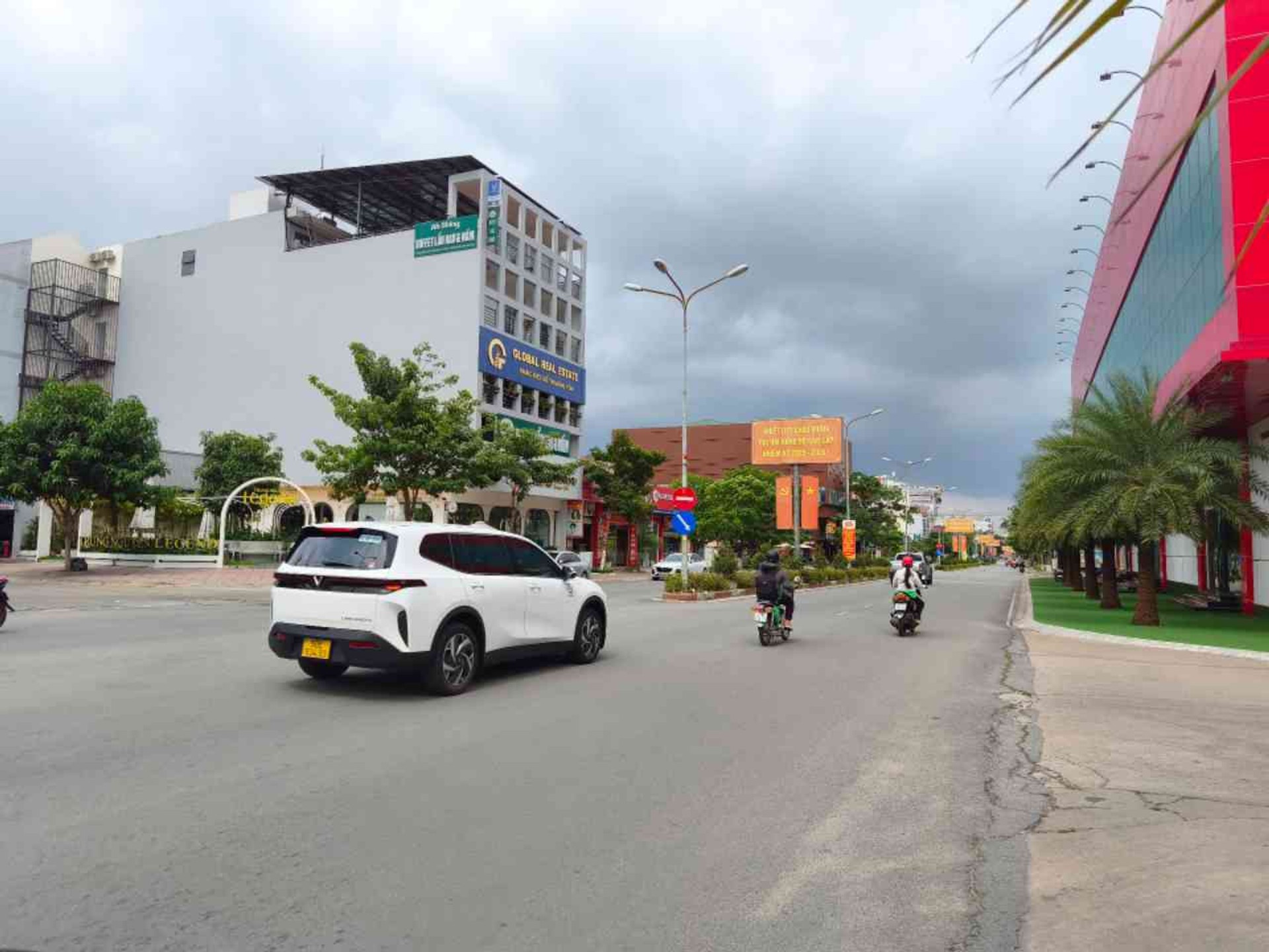 Nhà mặt phố xịn xò tại Trung Tâm Hành Chính Dĩ An, giá sốc giảm sâu