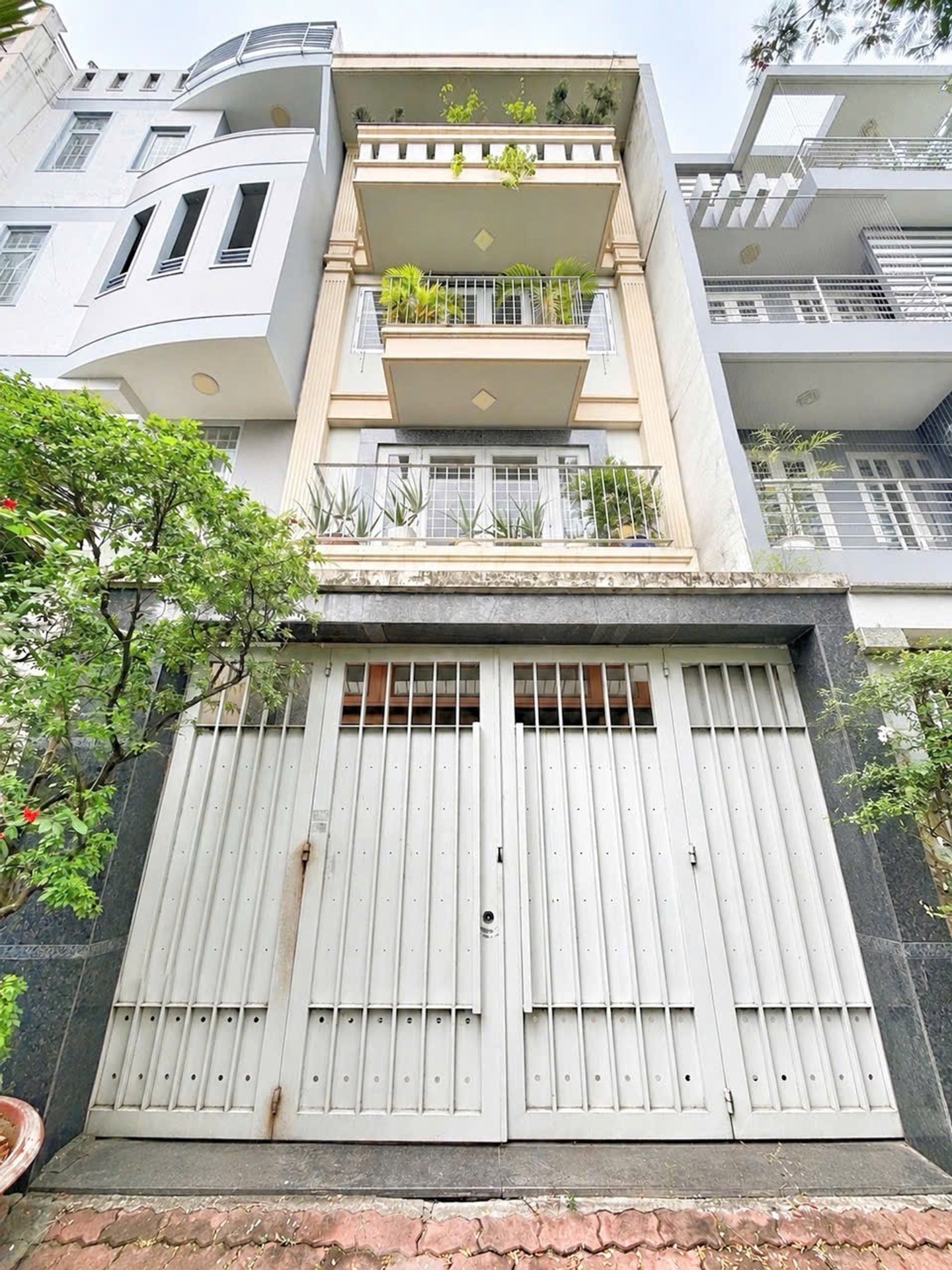 Bán nhà mặt phố Quận 7 diện tích 110m2, 5 tầng, nội thất đầy đủ