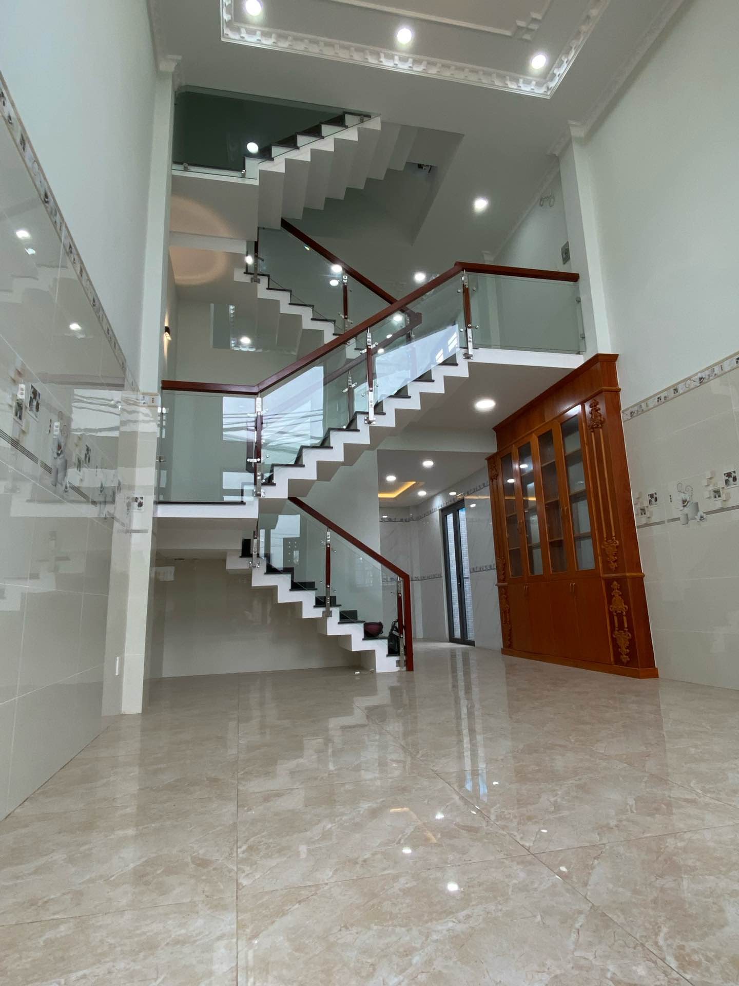 Căn góc mặt tiền, 5 tầng 6 phòng ngủ tại Hương Lộ 2