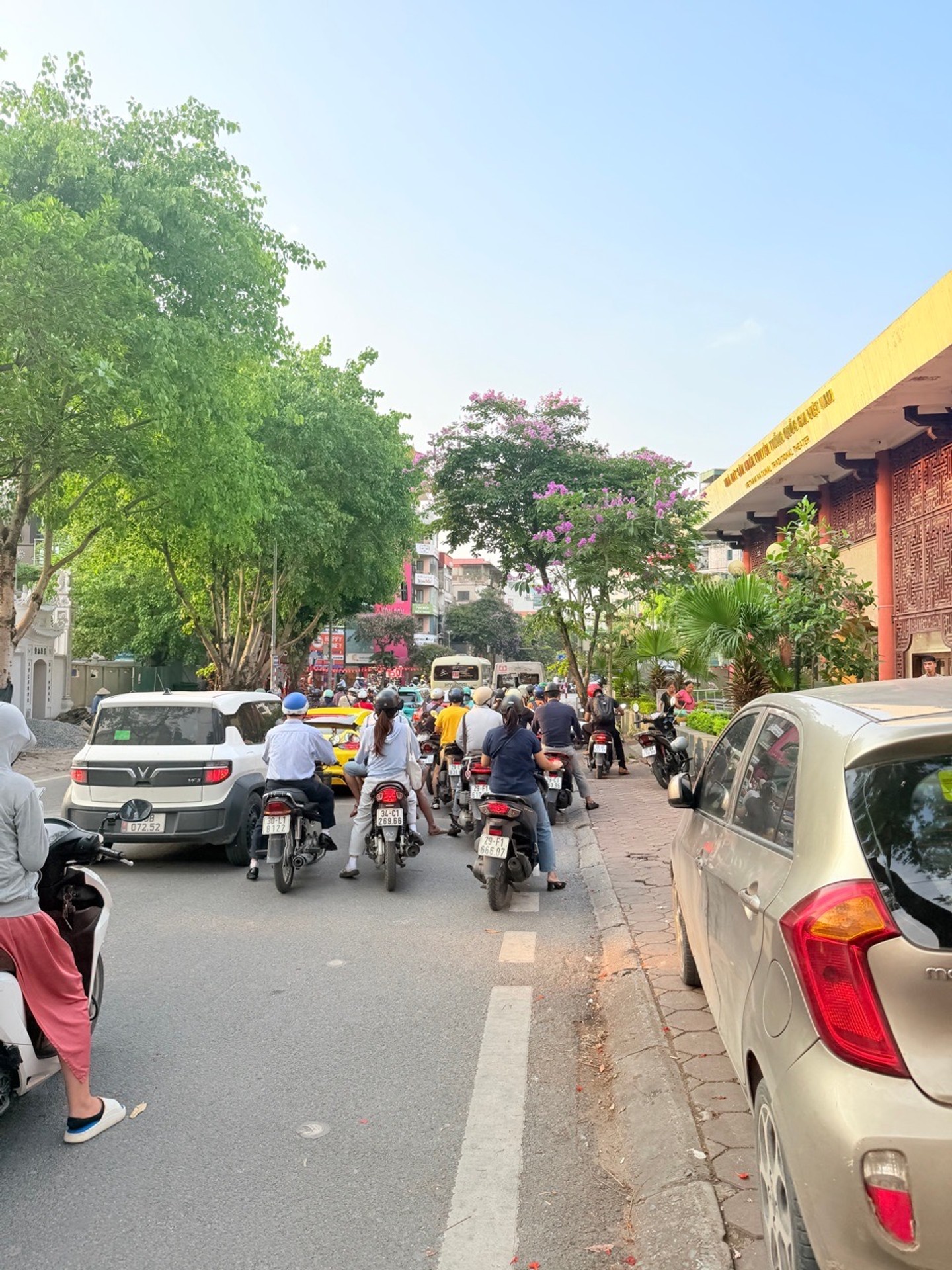 Bán nhà riêng tại Giang Văn Minh, Ba Đình, mặt tiền rộng với 2 phòng ngủ