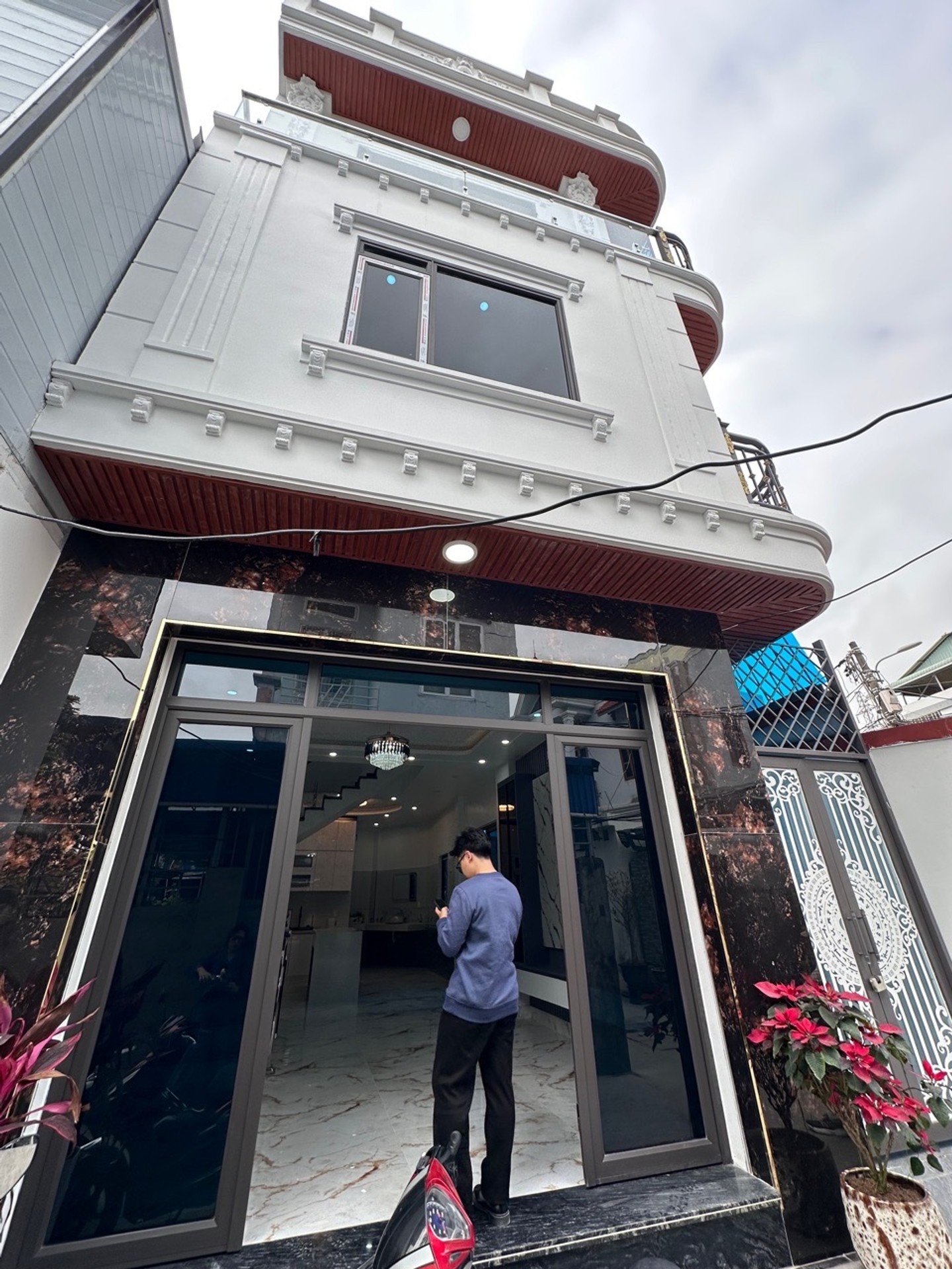 Nhà 3 tầng ngập tràn ánh sáng giữa lòng Quỳnh Cư