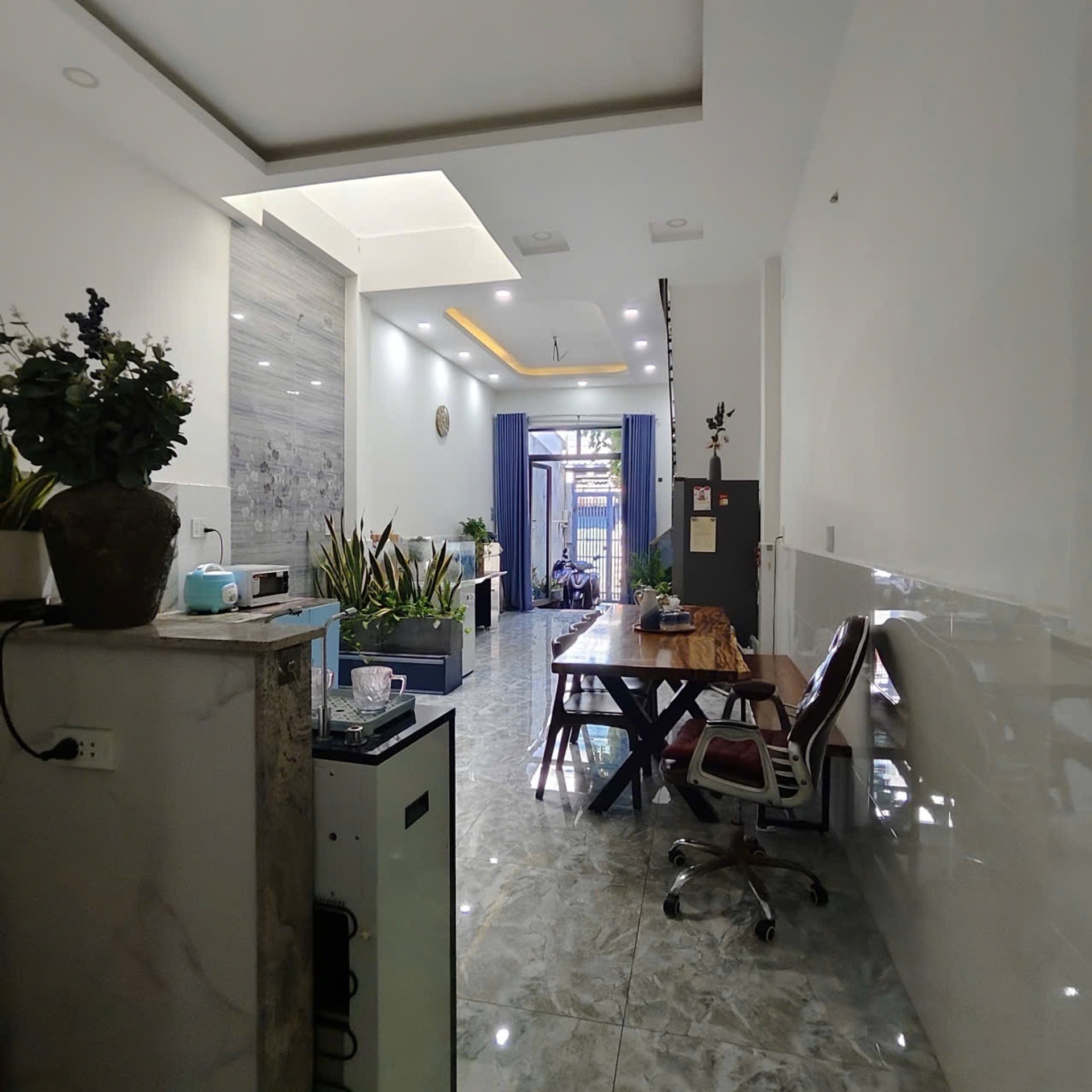 Nhà dài 24 m _ 4 PN _ Xe hơi đỗ trong nhà
Lê thị Riêng _ Lê Quang Hoà