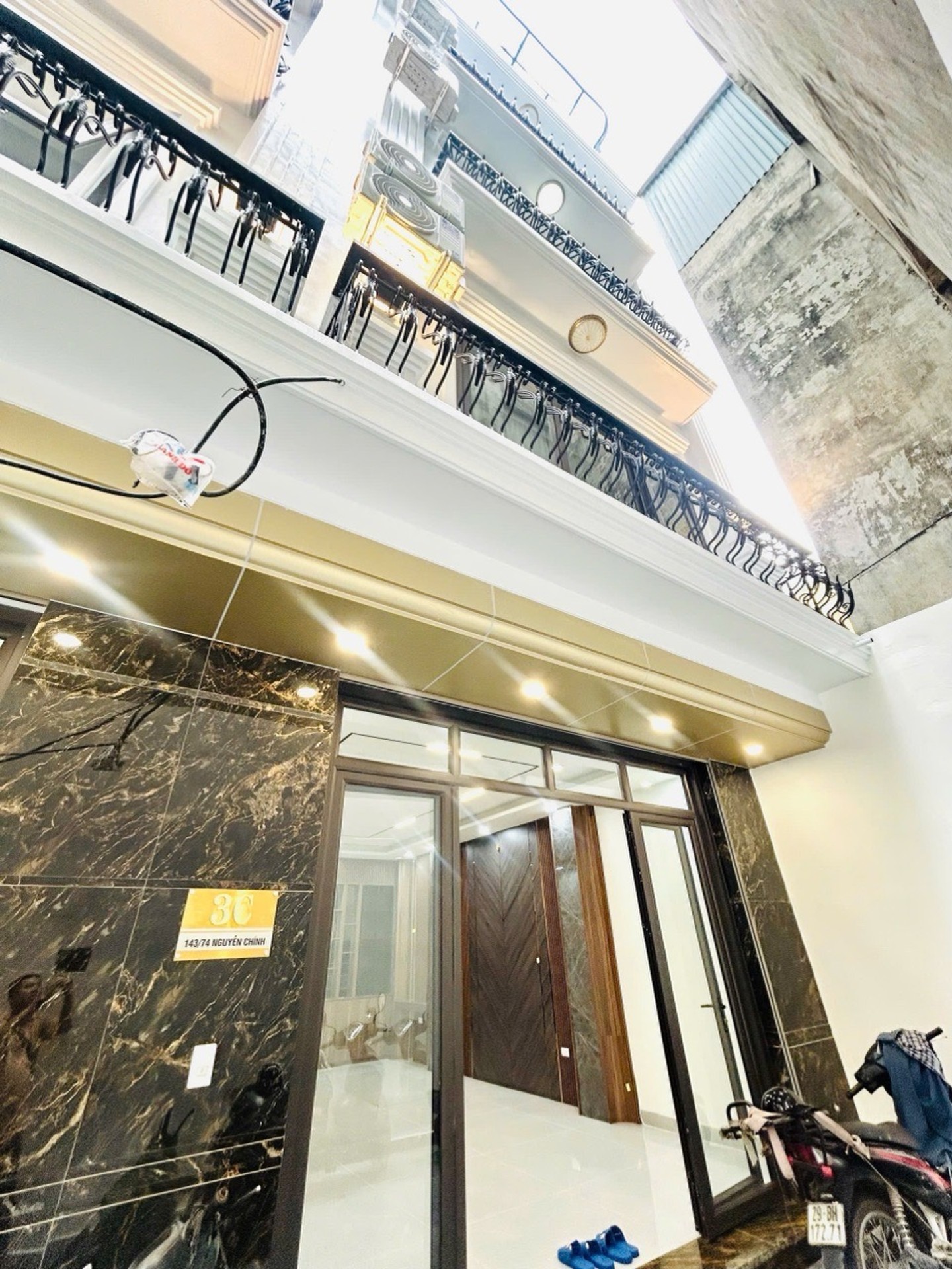 Nhà mới kính cường lực, thang máy, 6 tầng tiện nghi