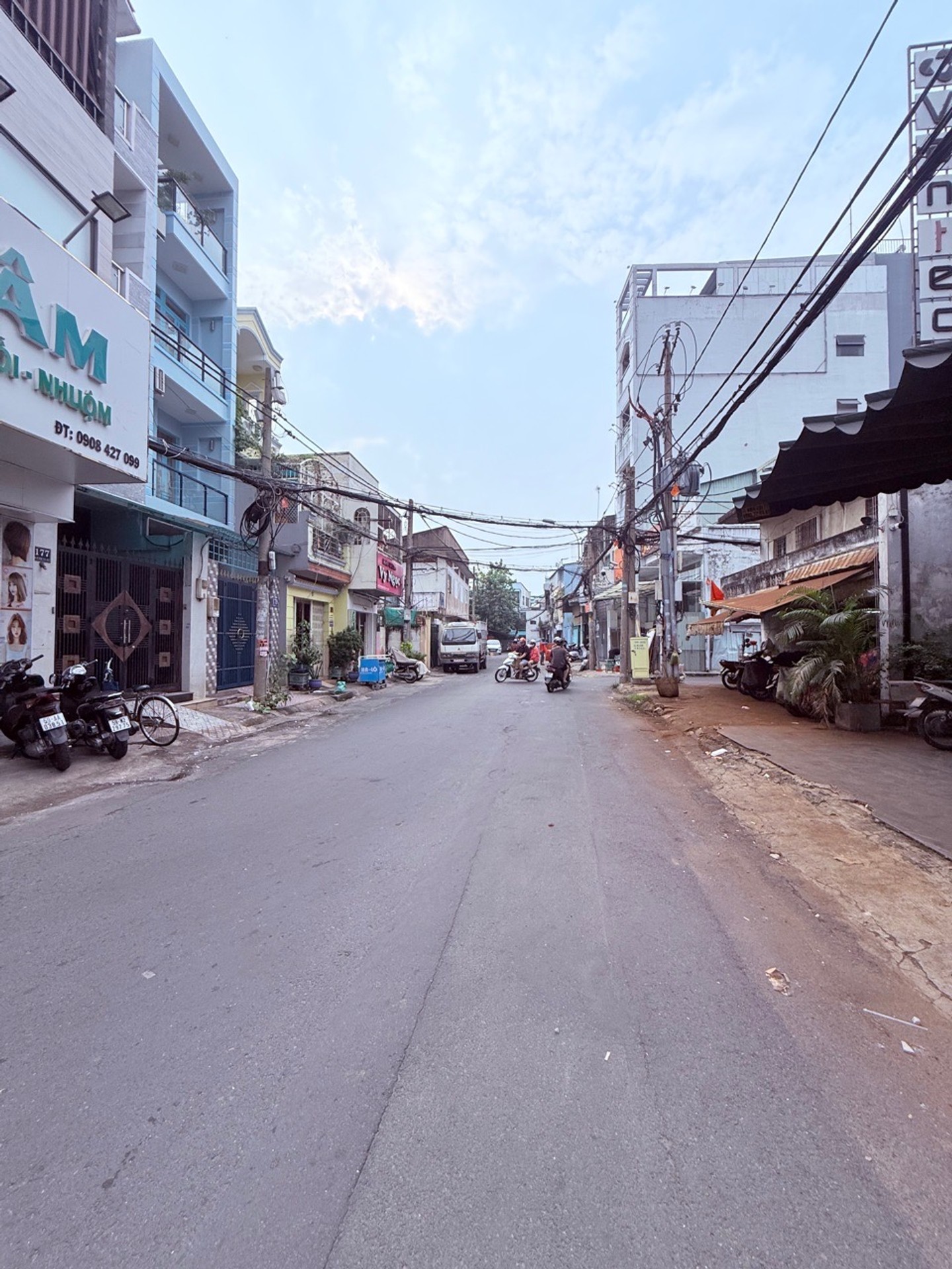 Nhà mặt phố Lê Thị Bạch Cát, rộng rãi, vị trí vàng