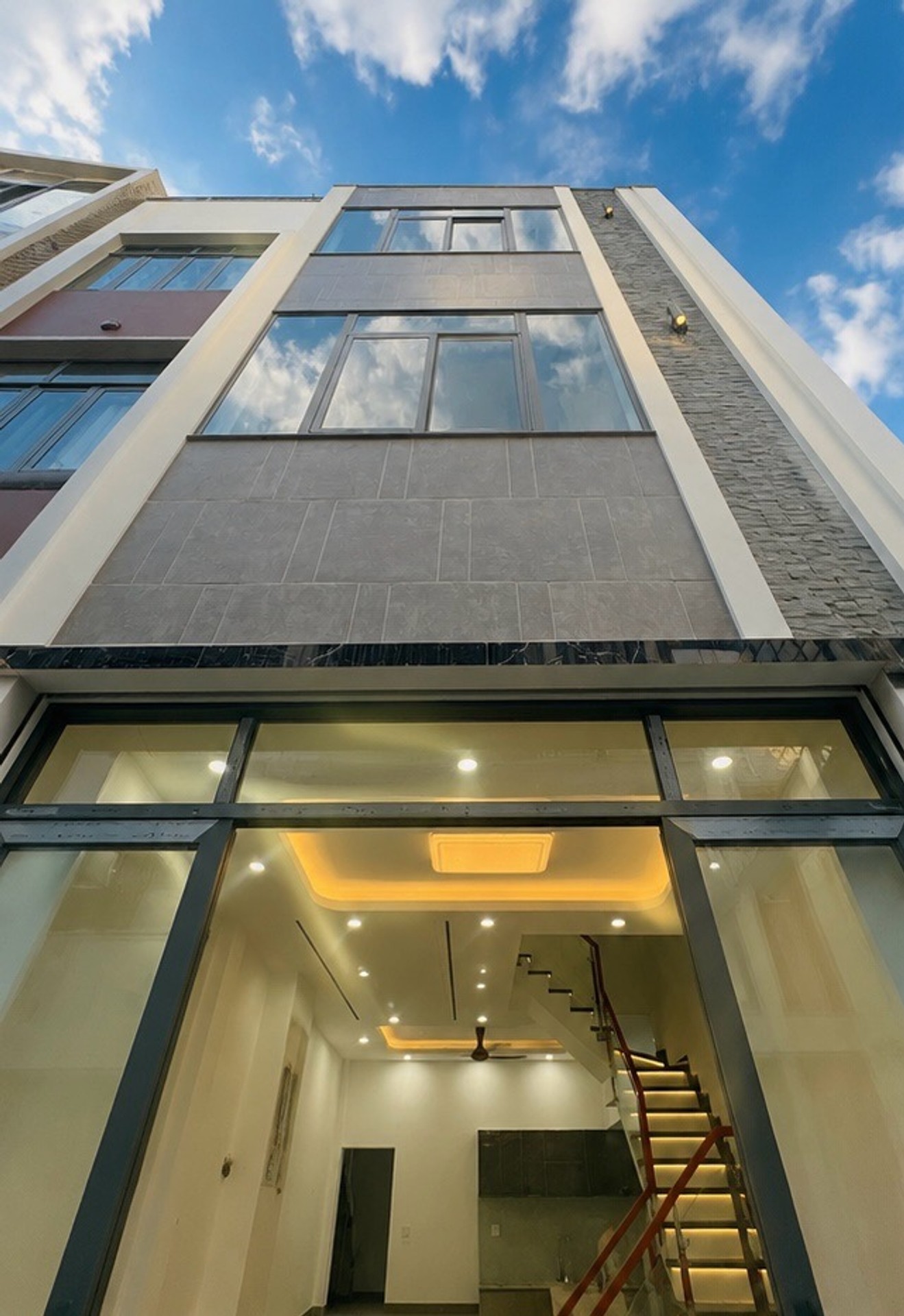 Nhà hàng xóm Uba Green, đối diện Vạn Phúc City
DT 62m2. 9 tỷ 3.