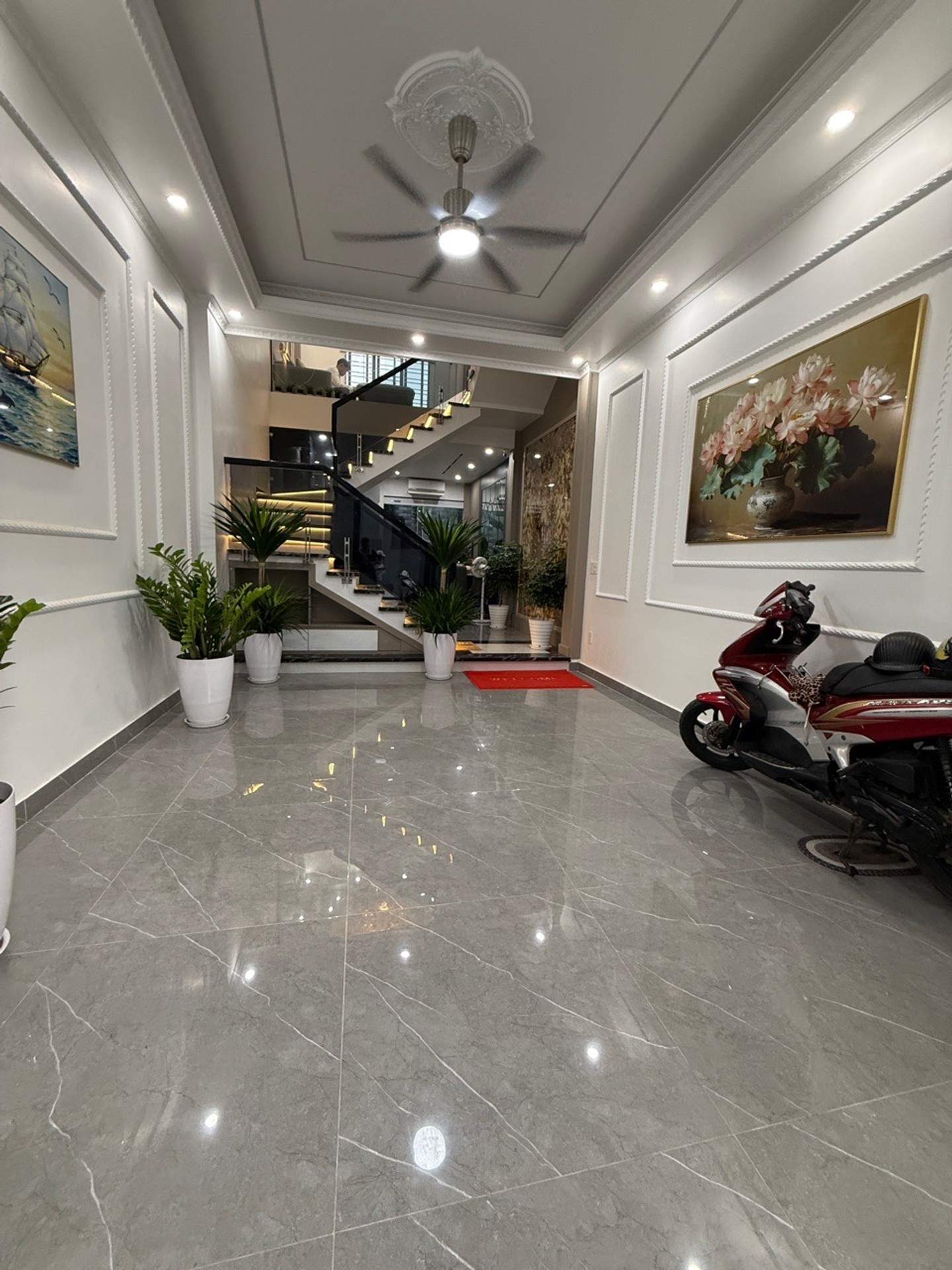 Nhà 4 tầng hiện đại tại trung tâm Quỳnh Hoàng với nội thất sang trọng và chỗ đậu ô tô trong nhà
