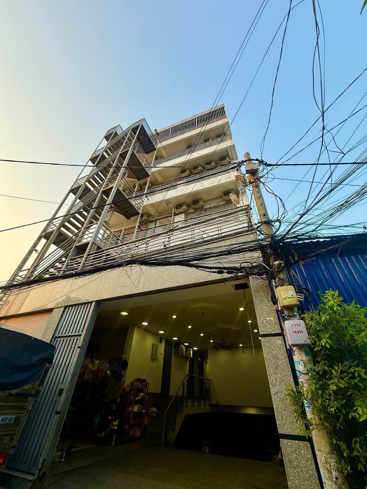 Bán toà nhà 7 tầng cho thuê kinh doanh, 68 phòng, vị trí gần kênh Tham Lương, diện tích 327m²