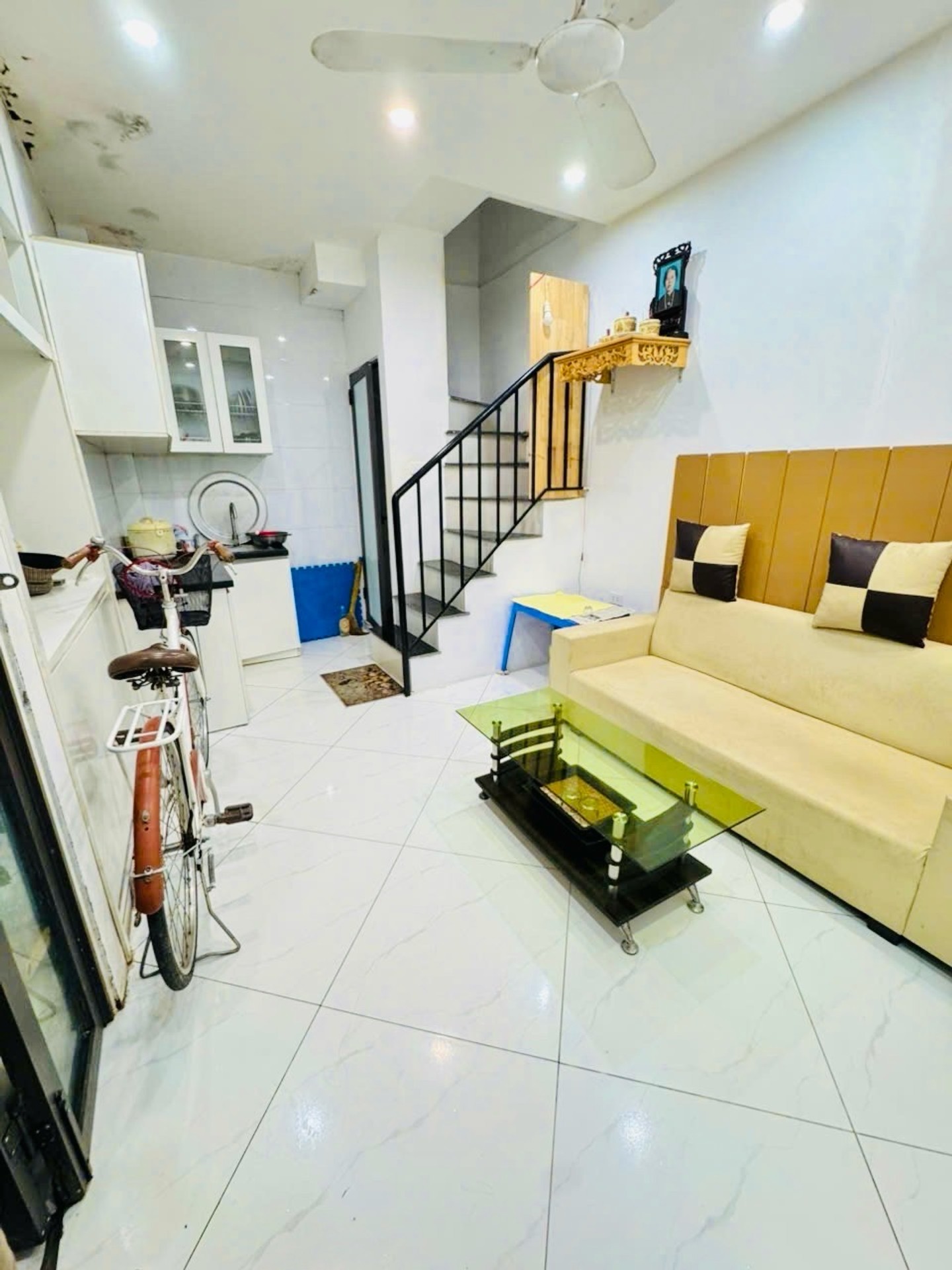 Bán nhà riêng 3 tầng tại quận Hai Bà Trưng, diện tích 9m2, pháp lý sổ đỏ chính chủ