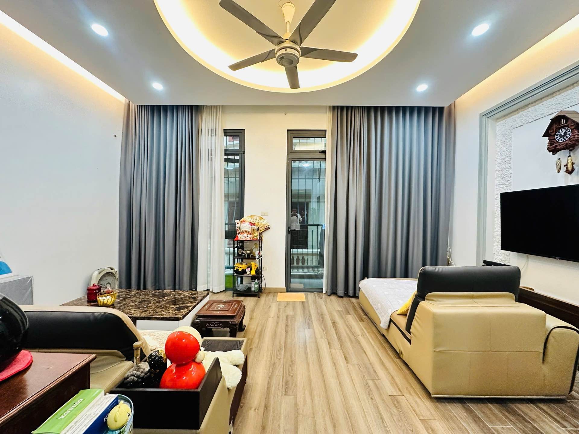 Bán nhà riêng 4 tầng 67m² tại đường Hoàng Quốc Việt, mặt tiền 6m, ô tô vào nhà.