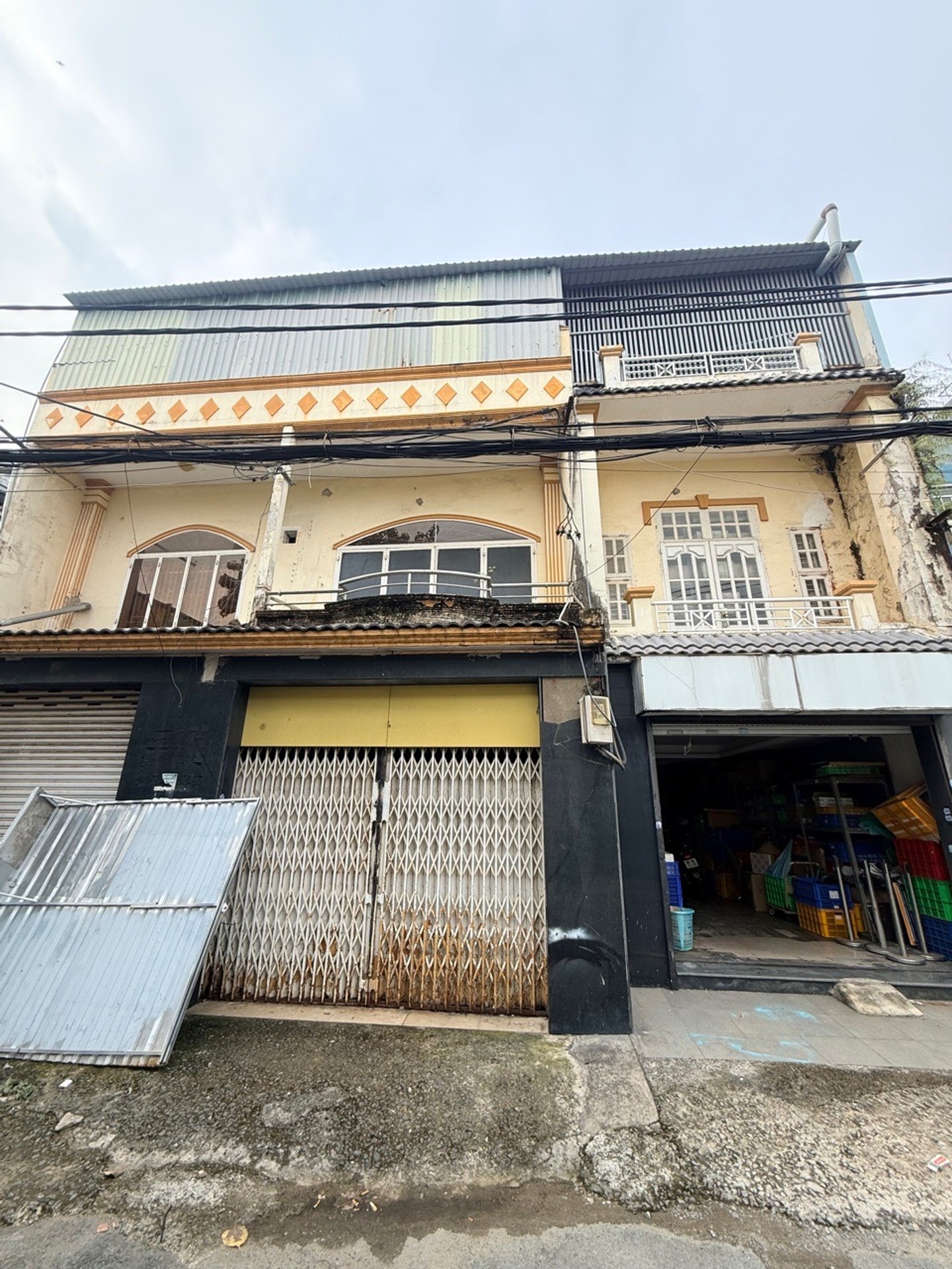 Nhà mặt phố sầm uất, rộng 238m ngay trung tâm quận