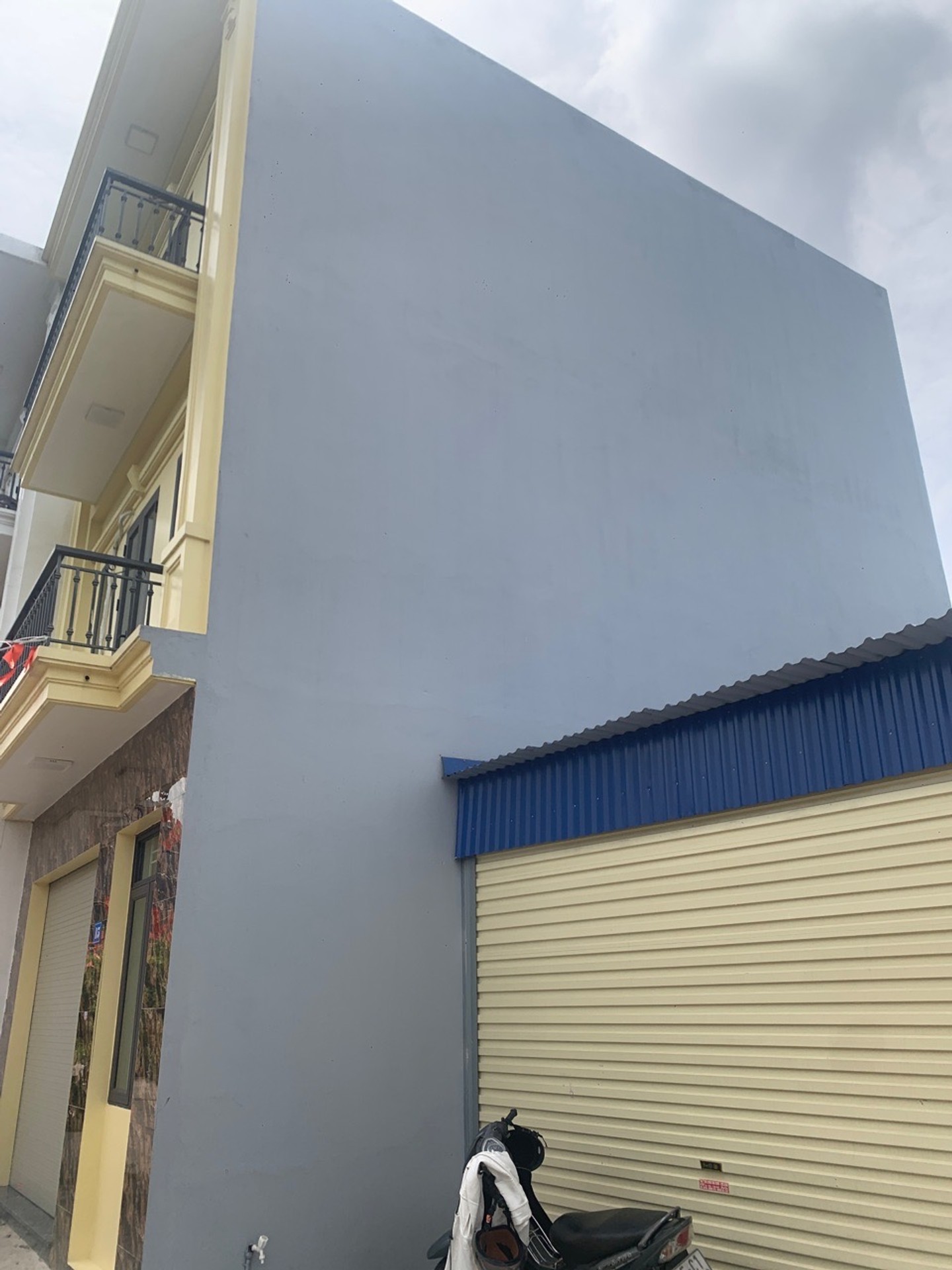Nhà mới 3 tầng thiết kế hiện đại tại Cách Hạ - Nam Sơn, mặt tiền rộng có gara ô tô riêng