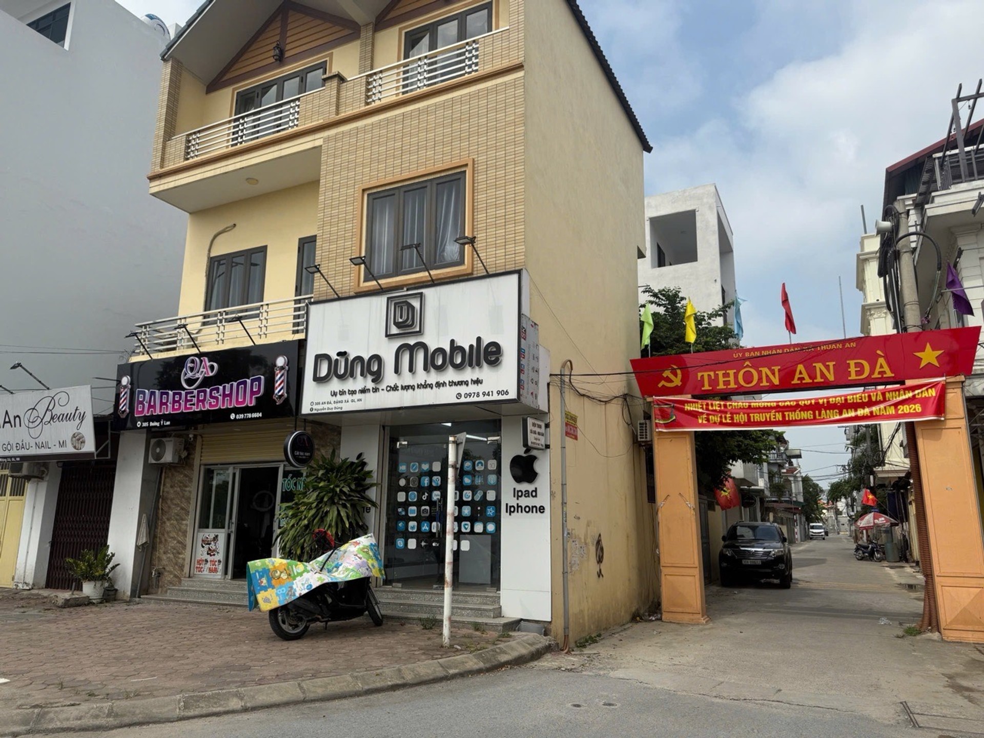 Nhà 4 tầng thiết kế thông thoáng tại khu dân cư Ỷ Lan, ô tô dừng đỗ dễ dàng