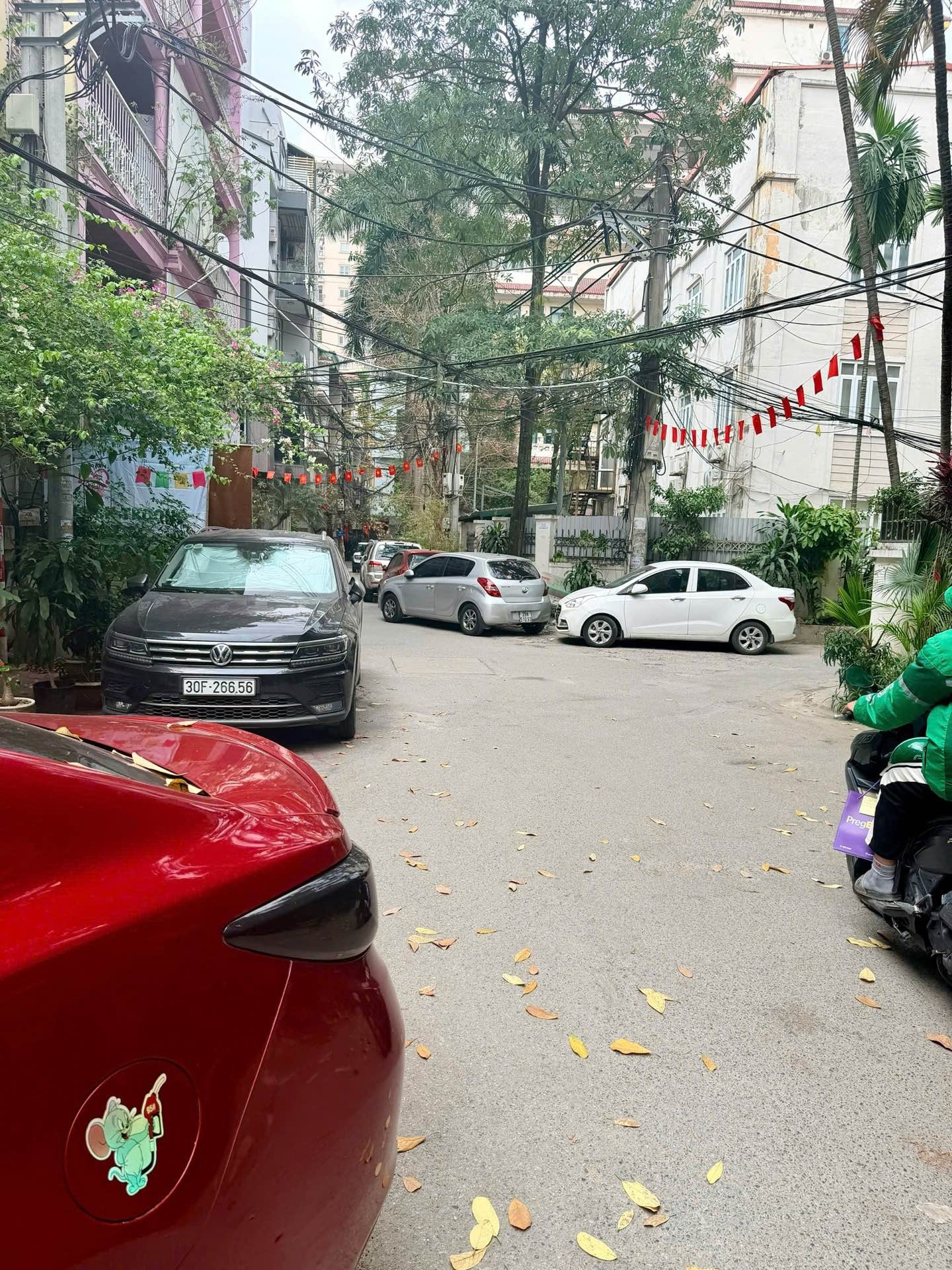 Nhà phân lô ô tô tránh gần Hồ Tây, 5 tầng, 4 ngủ, sân vườn rộng