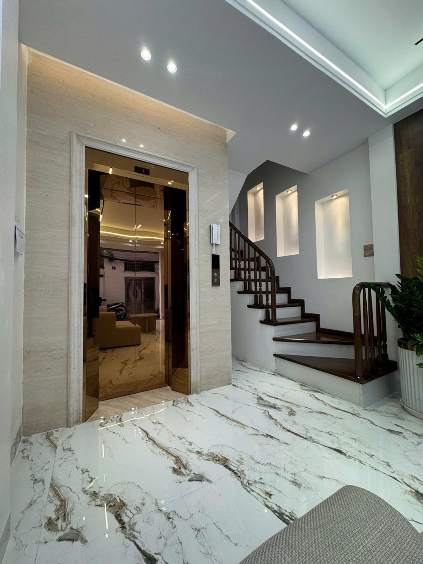 Bán nhà riêng 7 tầng có thang máy, ô tô đỗ trong nhà tại quận trung tâm