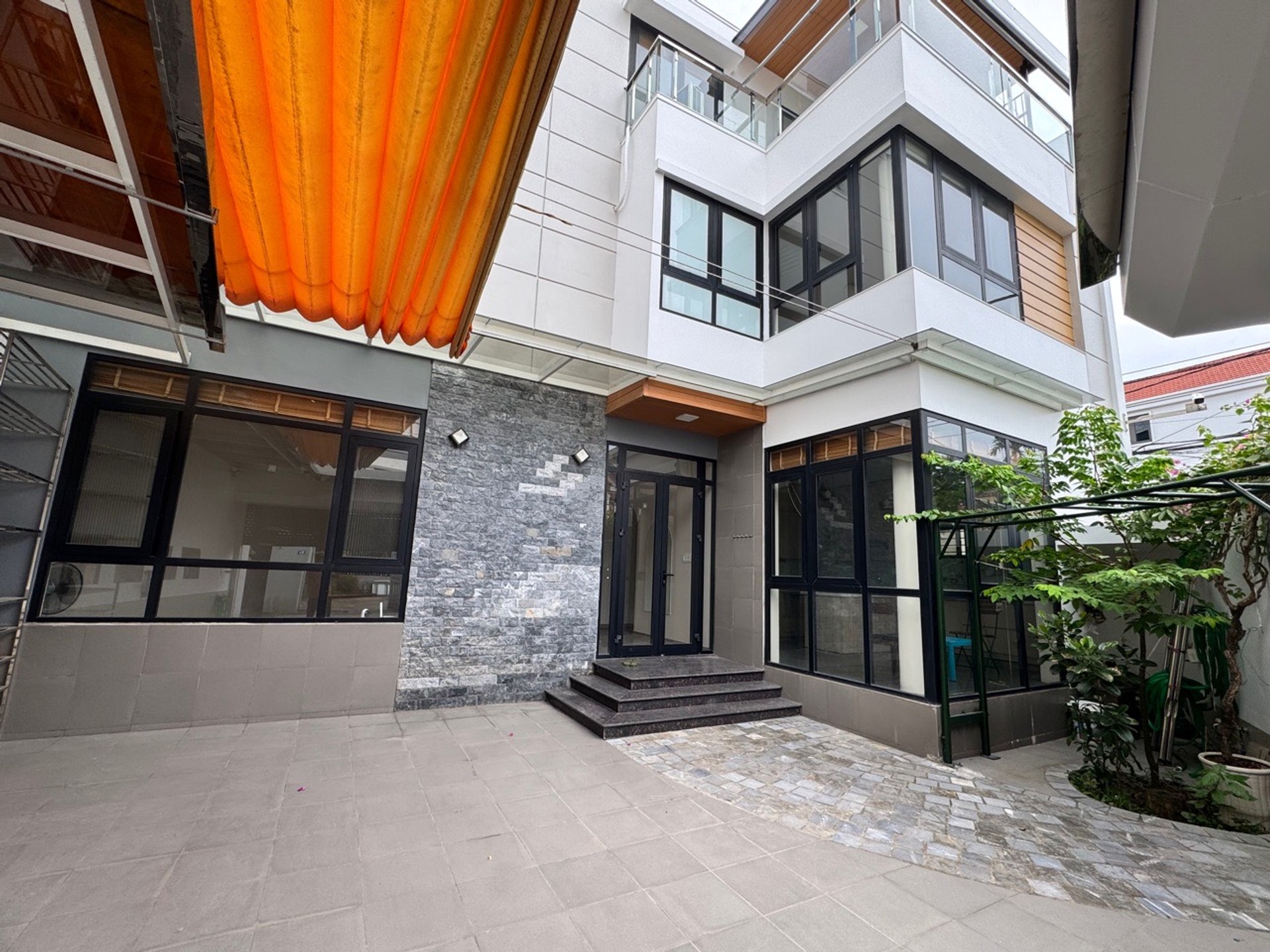 BIỆT THỰ 3 TẦNG - LÔ GÓC- SÂN RỘNG -GARA 2 Ô TÔ 7 CHỖ - ĐƯỜNG QH TRƯỚC NHÀ 13M THÔNG TỨ TUNG