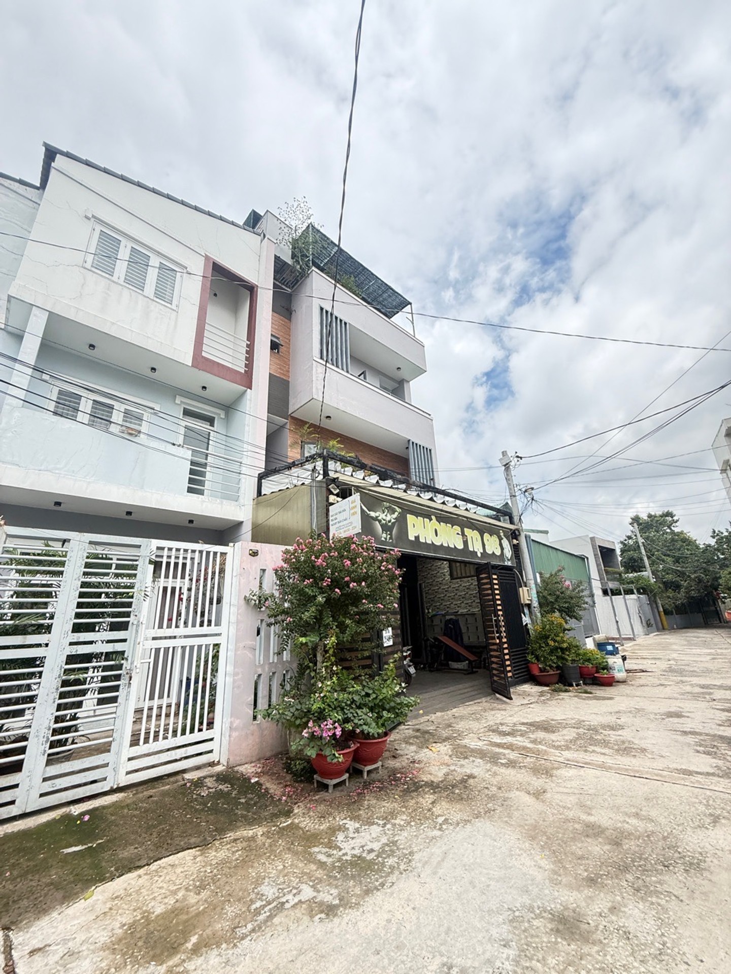 Bán nhà Hoàng Diệu ngay ĐH Ngân Hàng, 3 tầng diện tích khủng 240m2, ngang 10m rộng thênh thang