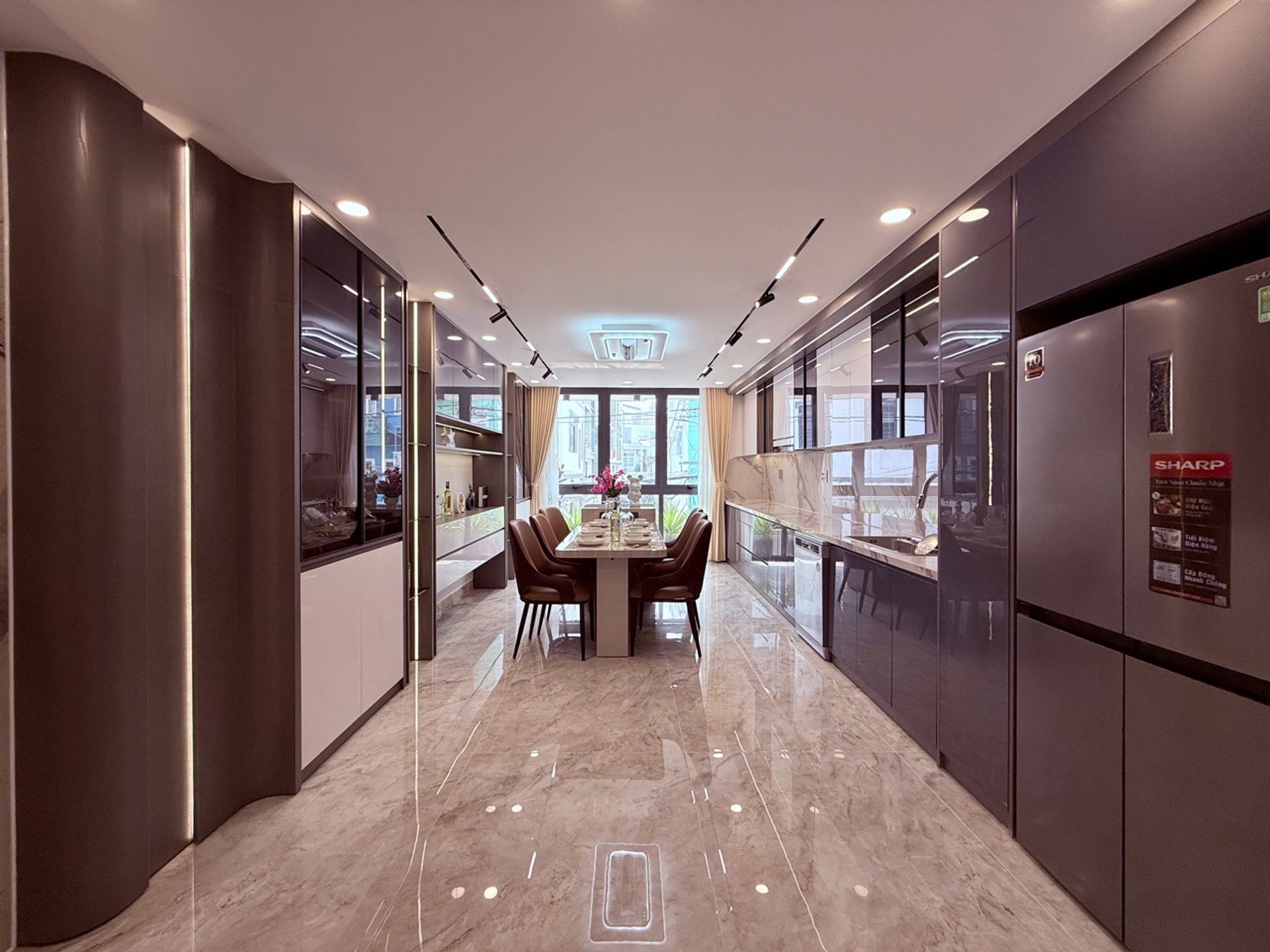 ĐƯỜNG 28 – PHƯỜNG AN NHƠN | NHÀ MỚI 6 TẦNG – THANG MÁY
📐 82m² | 4×20.5m | 8PN | thang máy