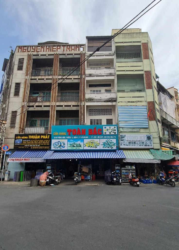 Nhà mặt phố sầm uất Quận 5 giá tốt