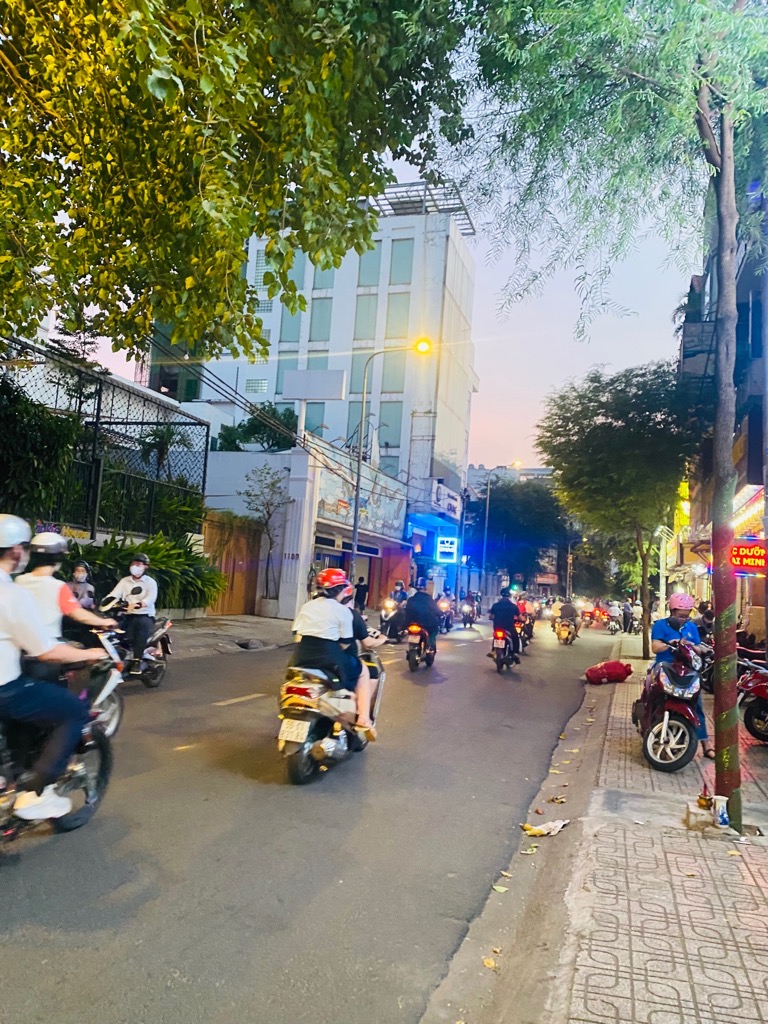 Nhà 2 tầng vuông vức, vị trí vàng Quận 5
