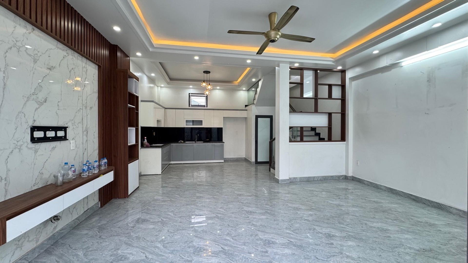 Nhà 3 tầng 3 phòng ngủ khép kín, ngõ ô tô đỗ cửa ở Đồng Thái