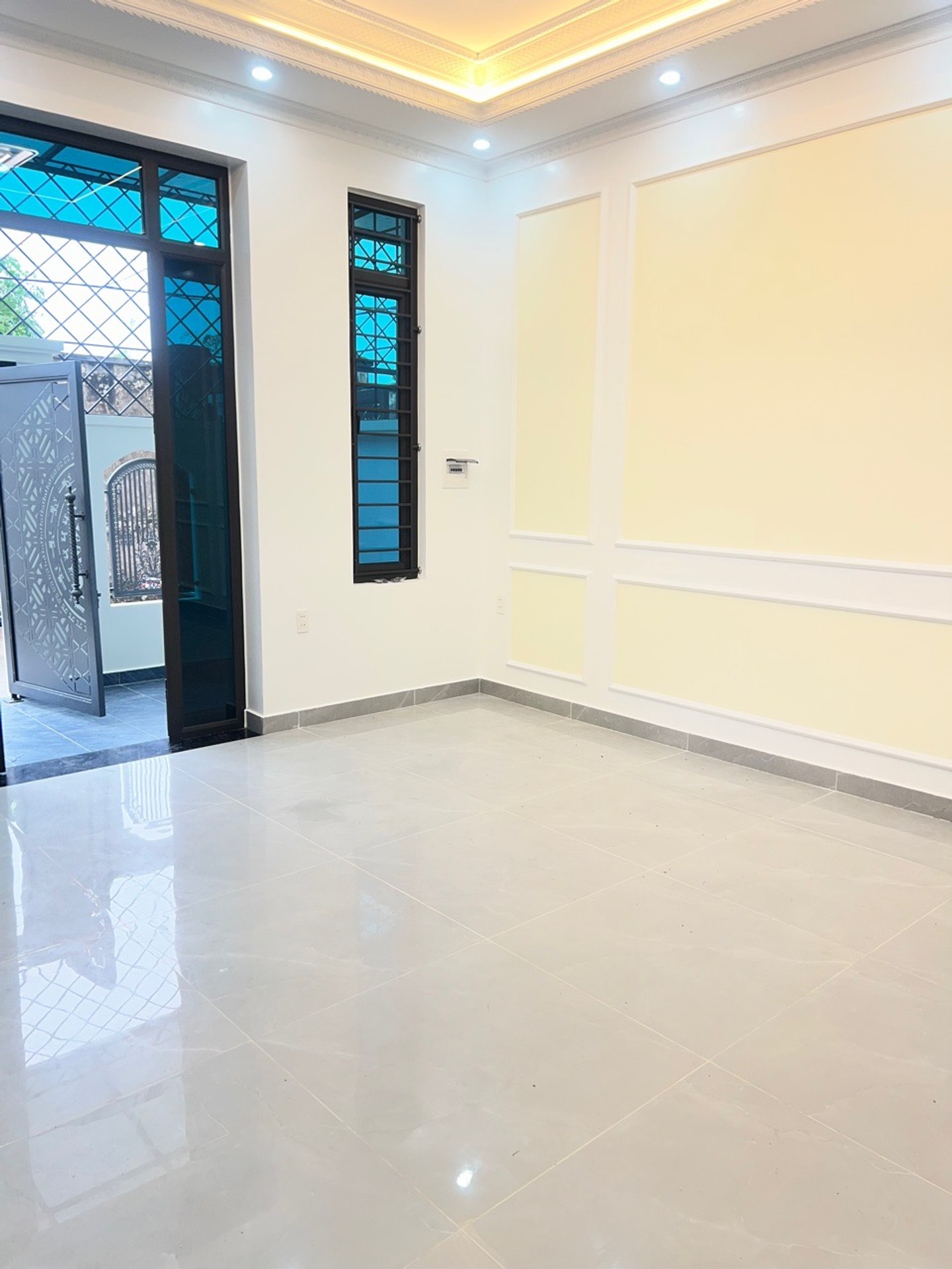 Nhà riêng 3 tầng sân trước rộng, đối diện quán cơm bình dân