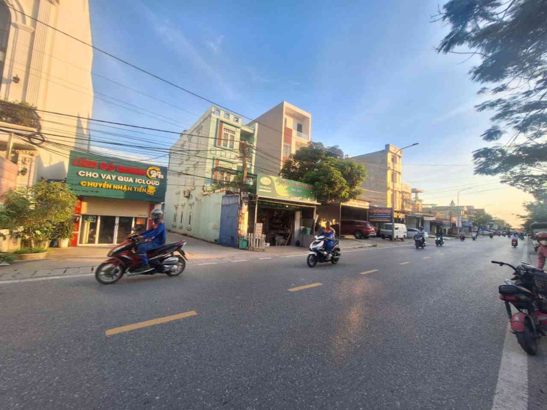 Nhà mặt phố thuận tiện kinh doanh gần Cầu Đen