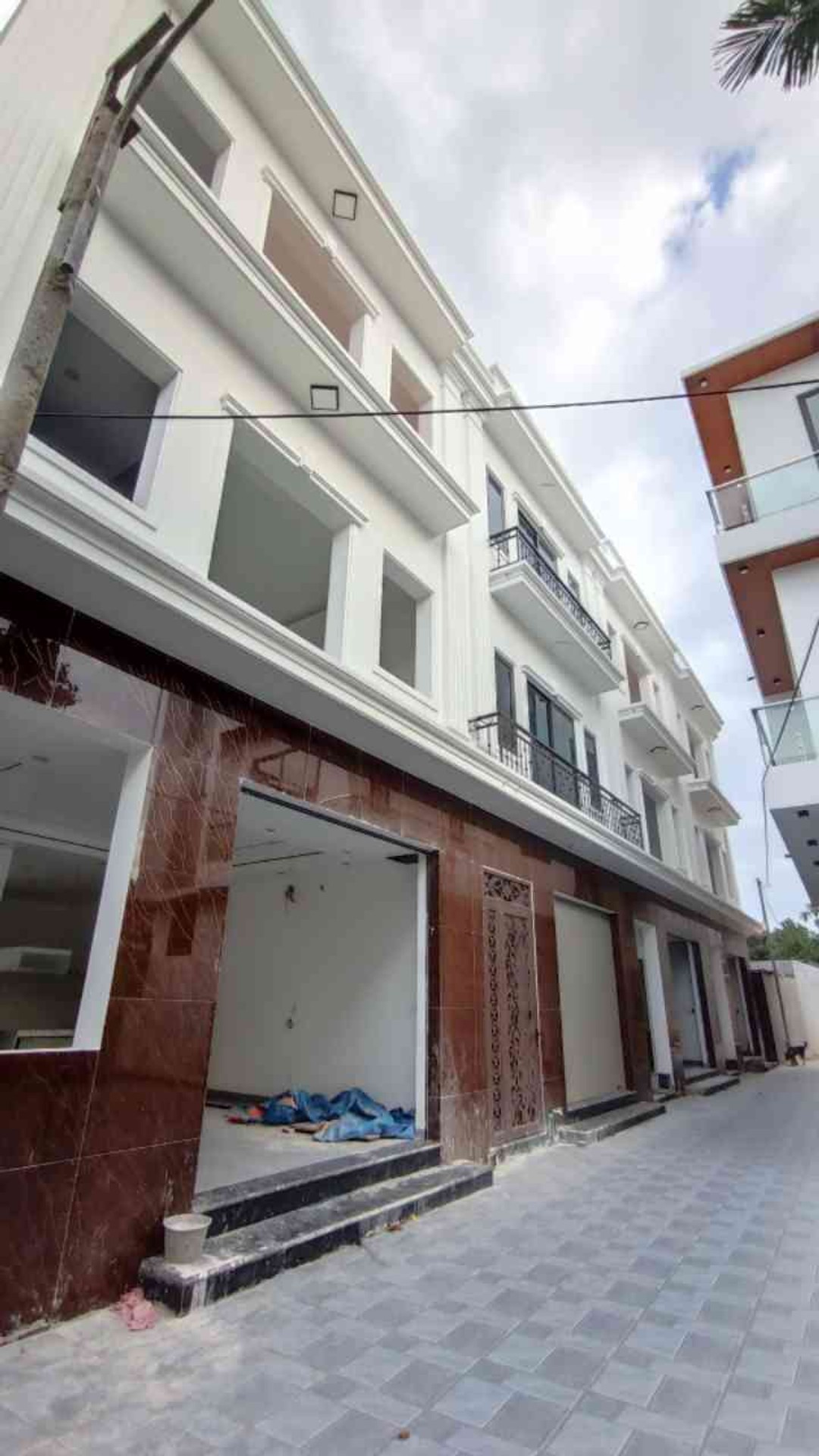 Nhà riêng 3 tầng, 3 phòng ngủ, mặt tiền rộng tại khu vực trung tâm