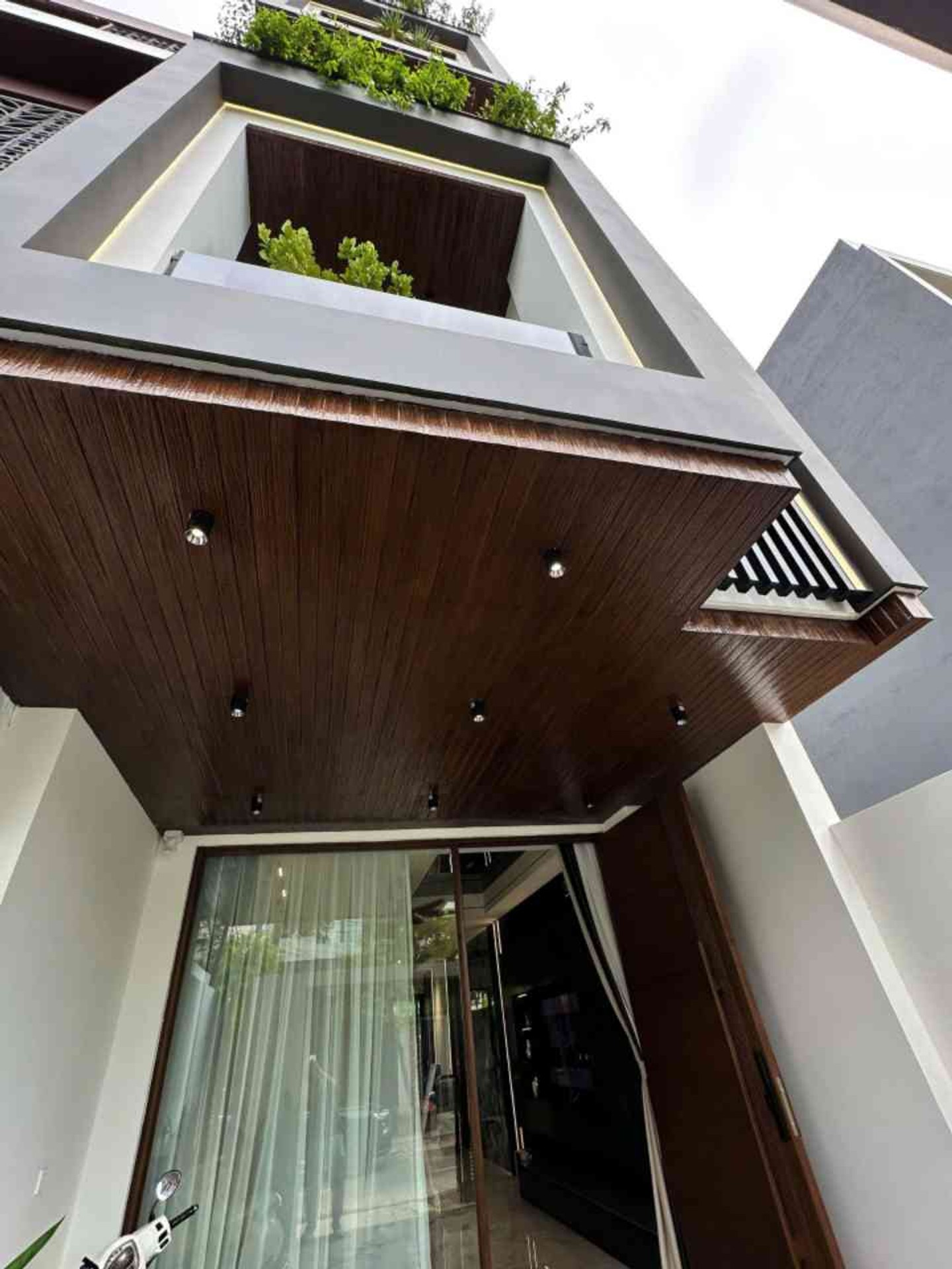 Tòa nhà 5 tầng đẳng cấp gần biển Ngũ Hành Sơn