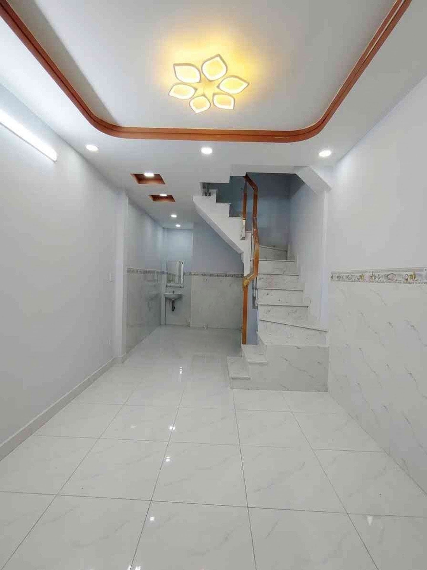 Nhà Tân Bình – Ni Sư Huỳnh Liên, 2 tầng ở ngay - KD, ngang 3m - dài 8m - hơn 3 tỷ.