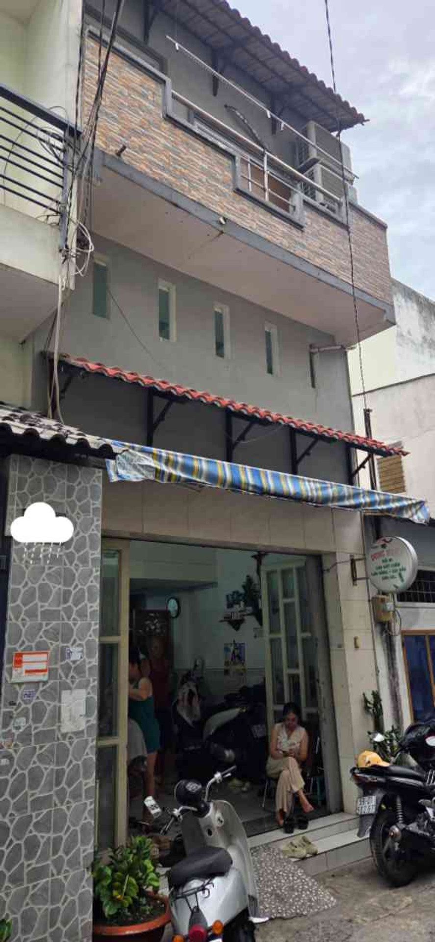 3 tầng kiên cố, mặt tiền nhà ngang chuẩn 4m vuong vức, đường xe hơi thông
chủ đang cho thuê,