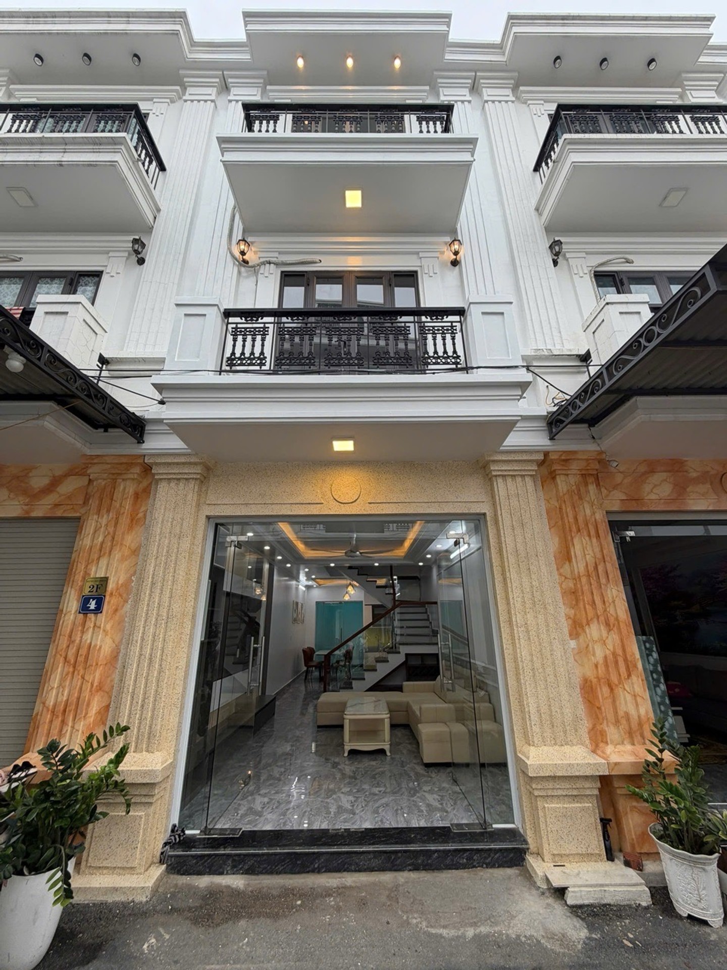 Nhà phố ba tầng sang trọng tại xóm 4 Đào Yêu
