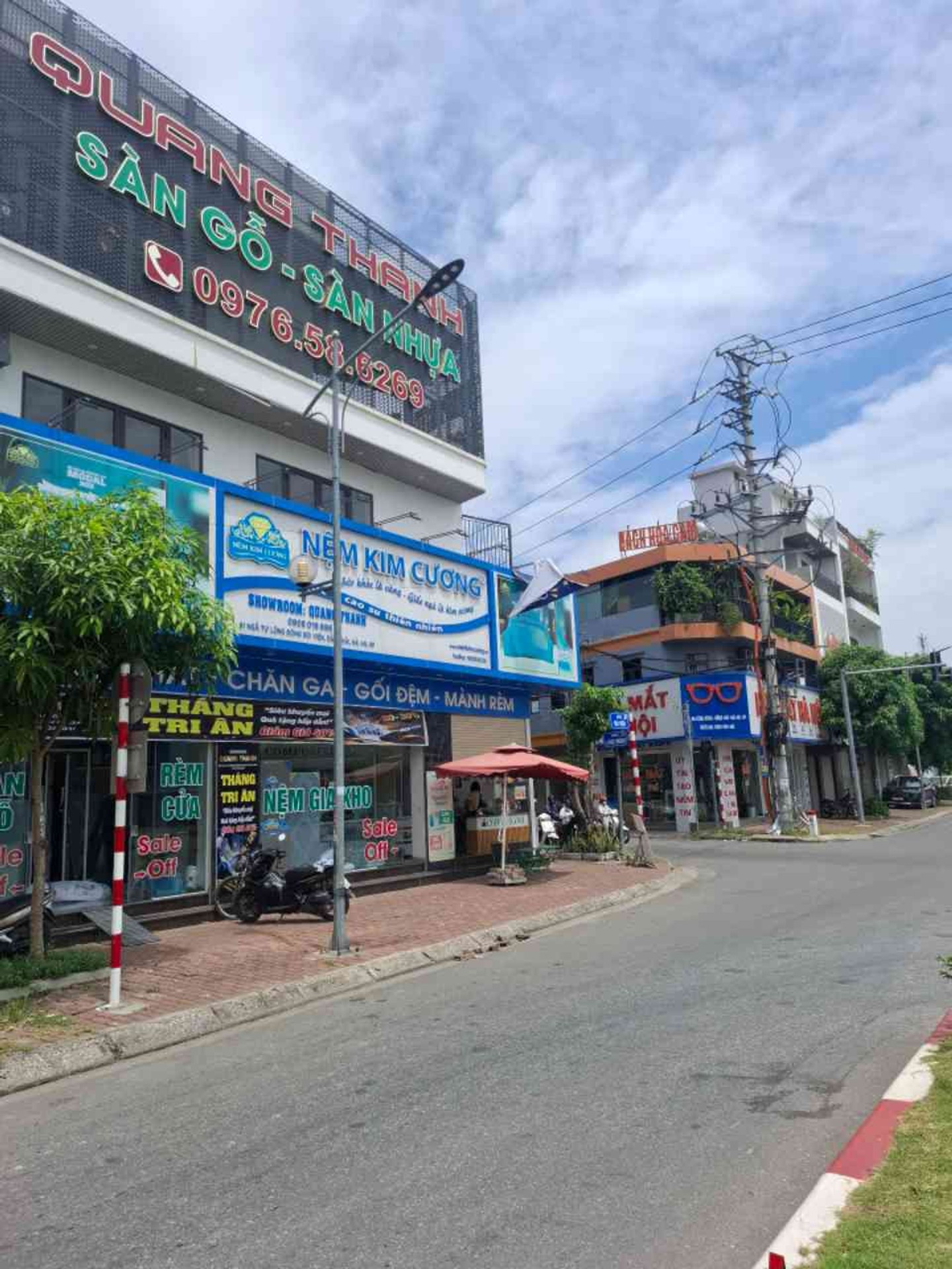 Nhà 3 tầng mặt phố rộng 17m tại ngã tư trung tâm Lũng Đông
