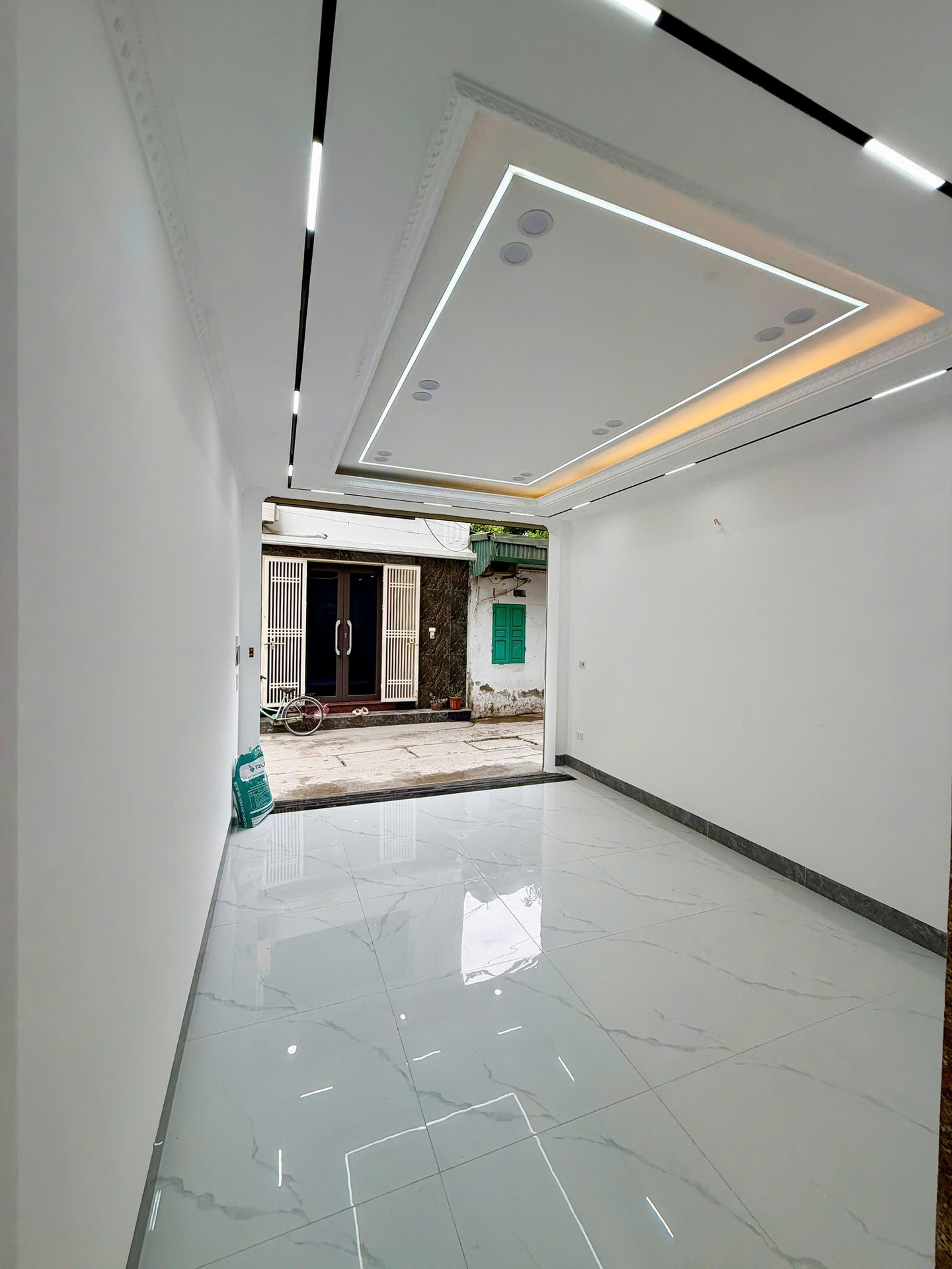 Nhà 5 tầng sau dãy nhà mặt phố, ô tô qua nhà, kinh doanh cực đỉnh