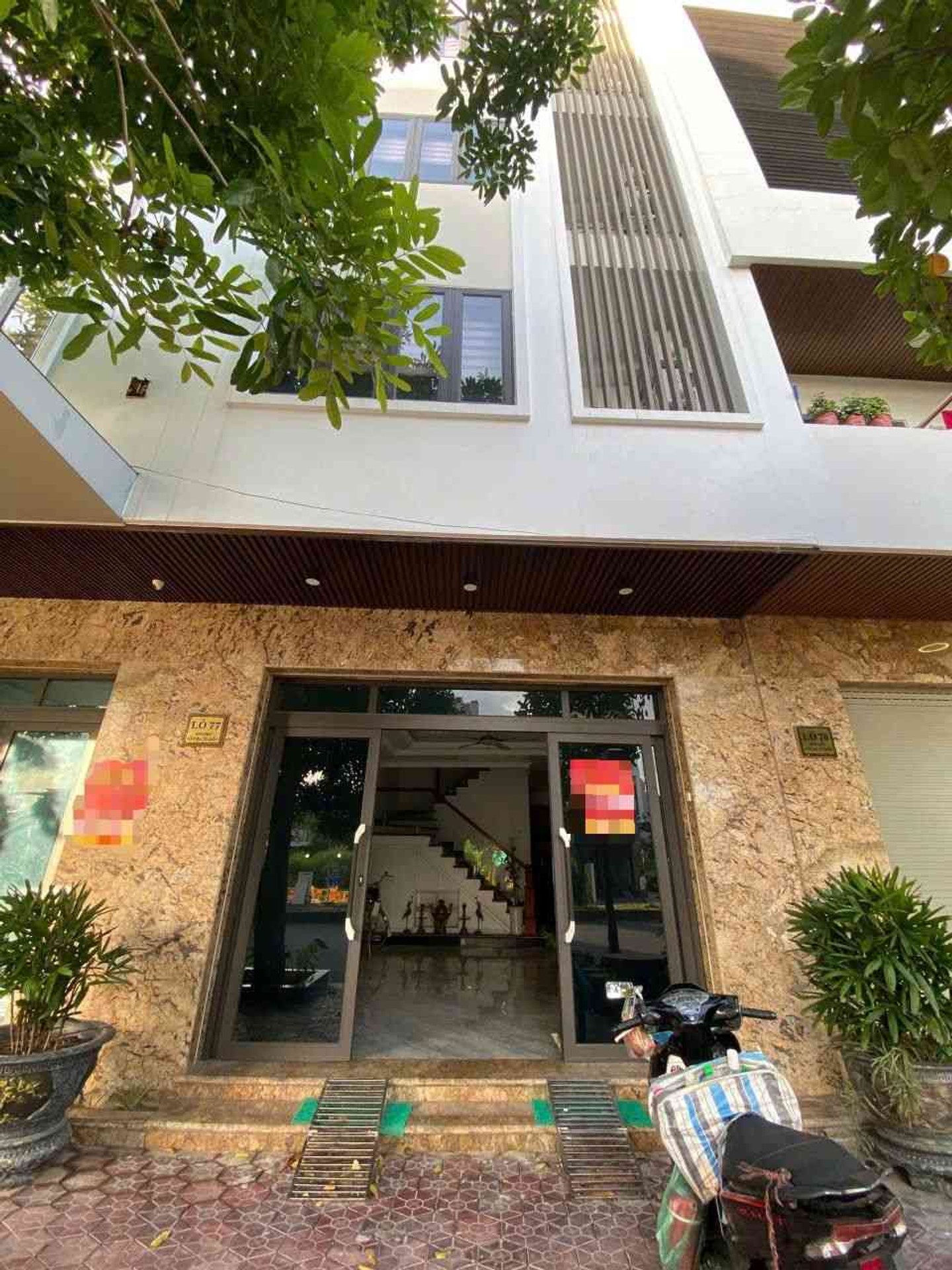 Nhà 6 tầng mặt phố hướng Đông Bắc với 8 phòng khép kín, thang máy hiện đại