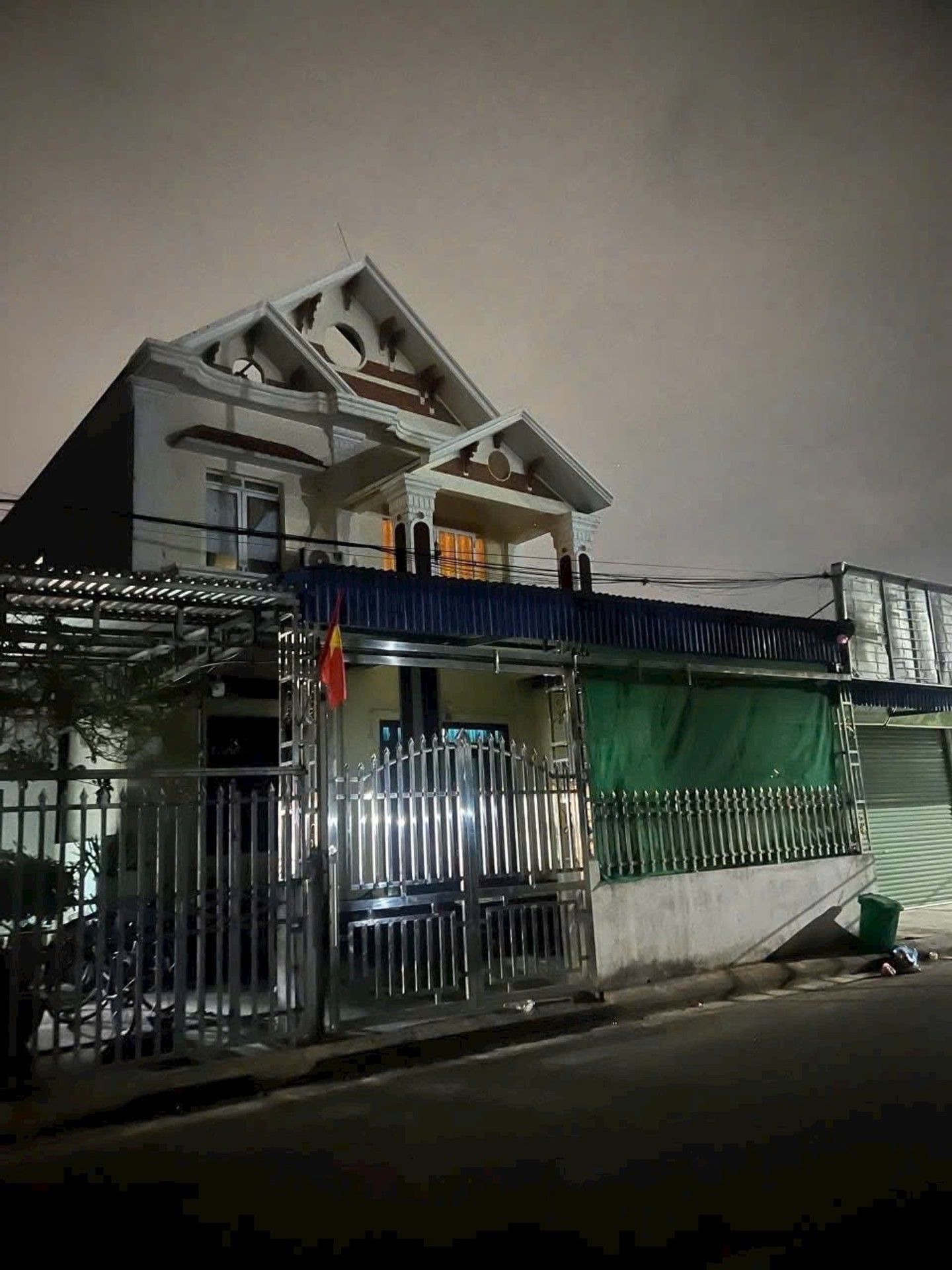Nhà mặt phố rộng 140m², thiết kế 2 tầng, vị trí an ninh tại An Hòa