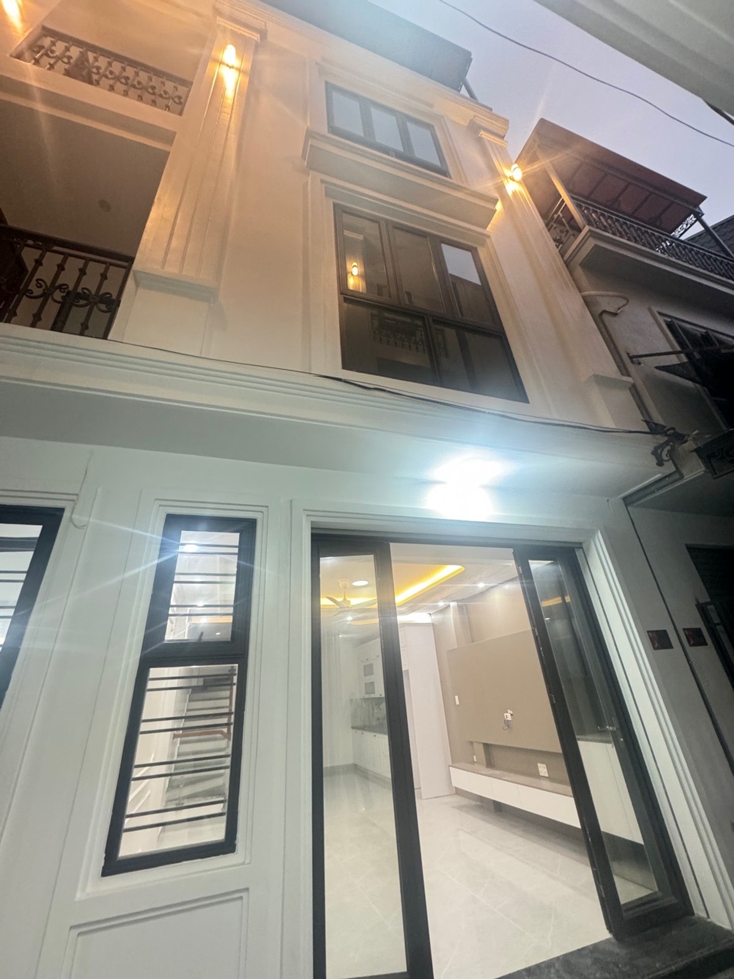 Nhà 4 Tầng Mặt Ngõ Gần Phố Văn Cao, Tiện Ích Đầy Đủ