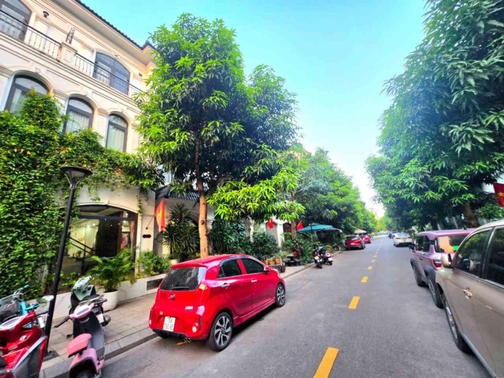 Biệt thự ven tiện ích Vinhomes Imperia hướng Tây Nam, 4 tầng hiện đại