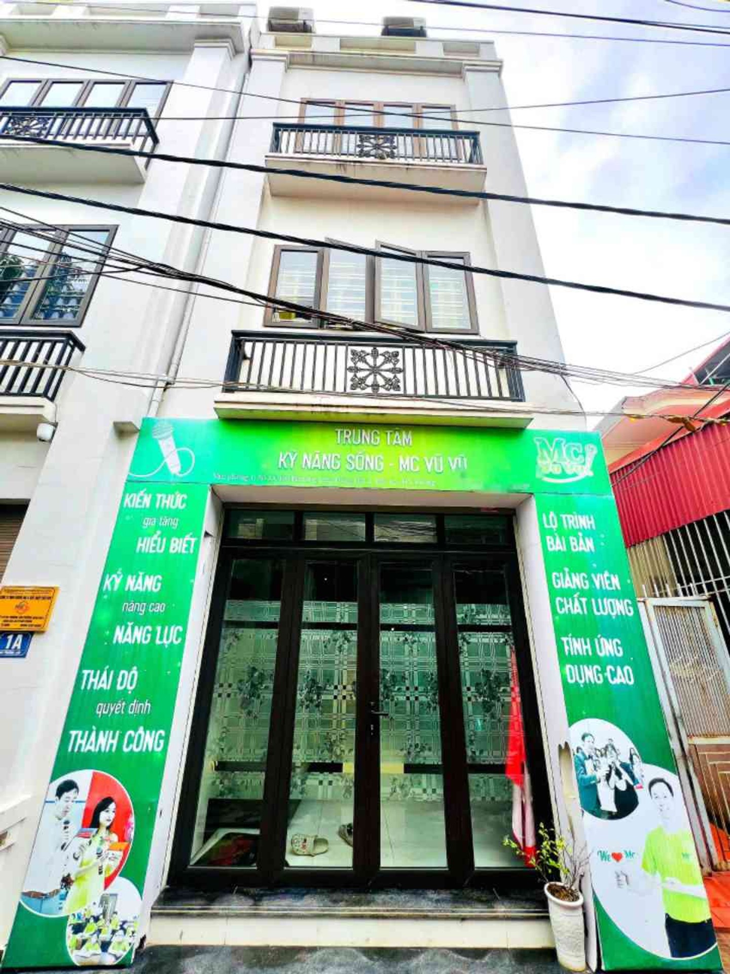 Nhà lô góc 4 tầng, 4 phòng ngủ tại Phương Lưu, ô tô đỗ cửa