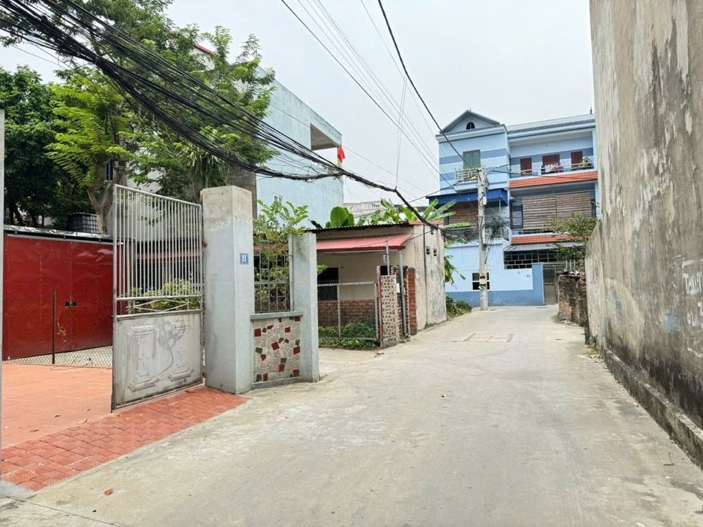 Bán nhà riêng 2 tầng tại Gia Thượng, diện tích 183.7m2 chỉ hơn 40tr/m,ôtô ngủ trong sân.