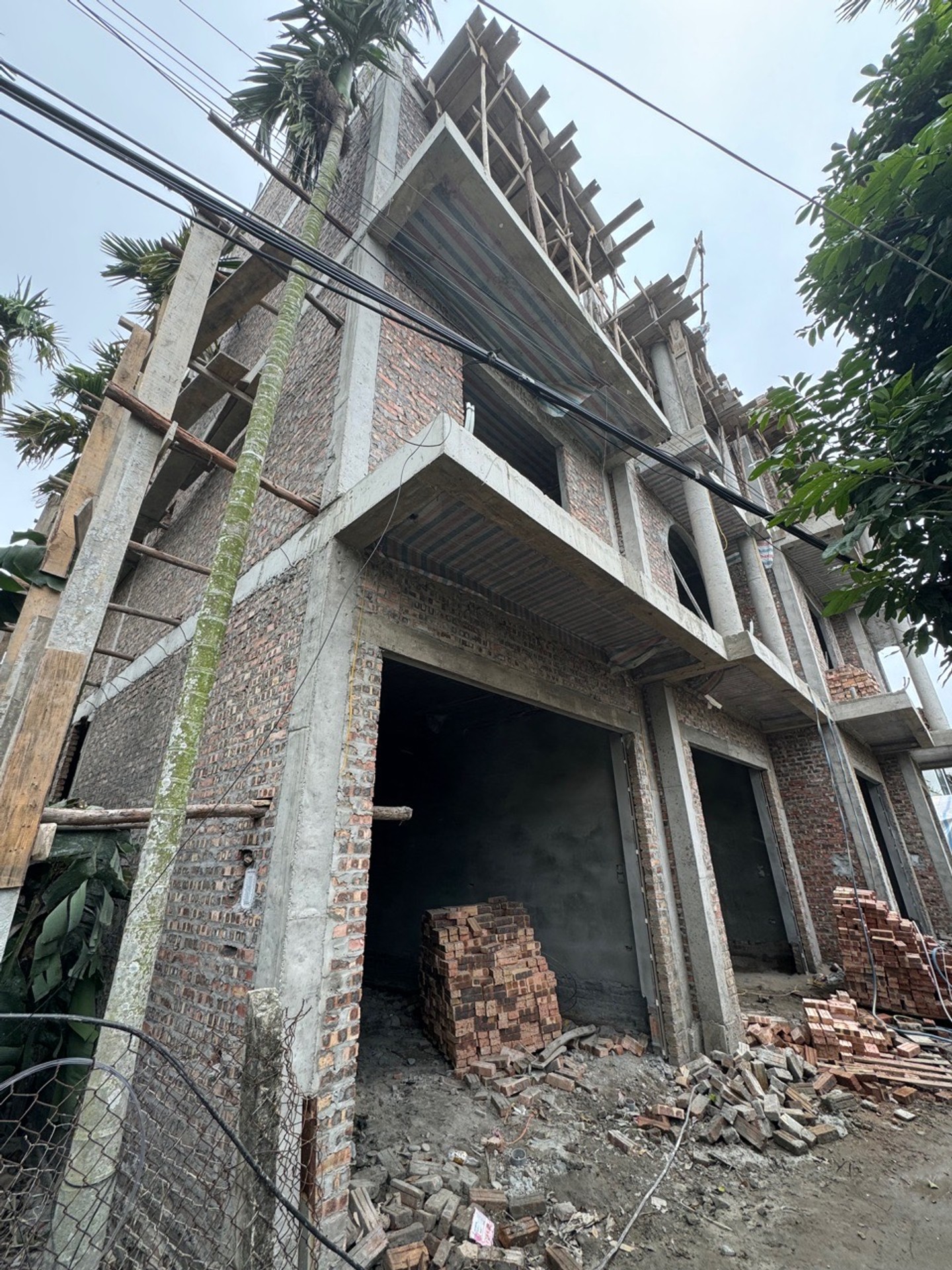 Nhà xây mới hiện đại tại Thị Trấn An Dương với gara ô tô và nội thất đầy đủ