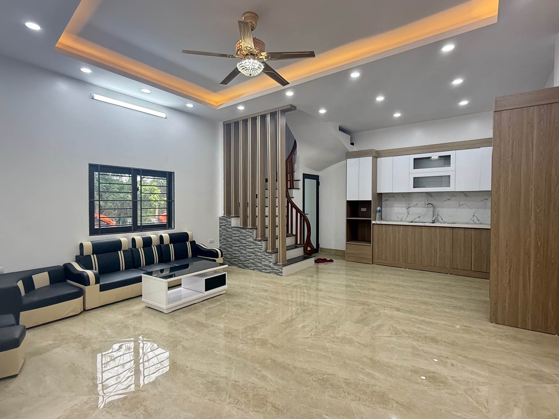 Nhà xinh, hiện đại, sẵn ở ngay tại khu dân trí