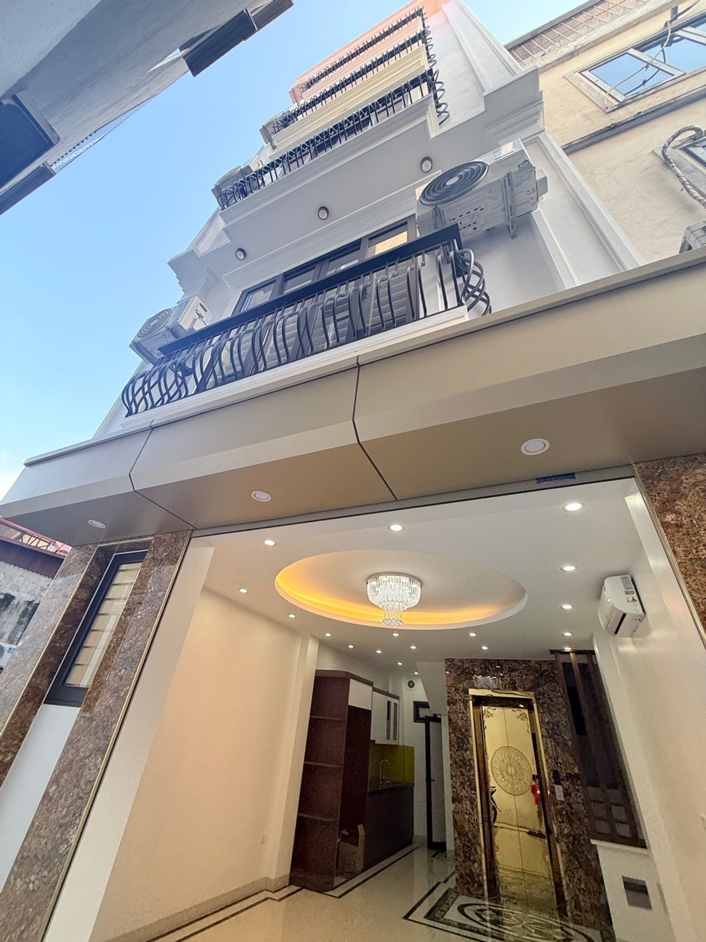 Nhà mới 6 tầng có thang máy ngay trung tâm Bắc Từ Liêm, vài bước ra ô tô, đi lại thuận tiện