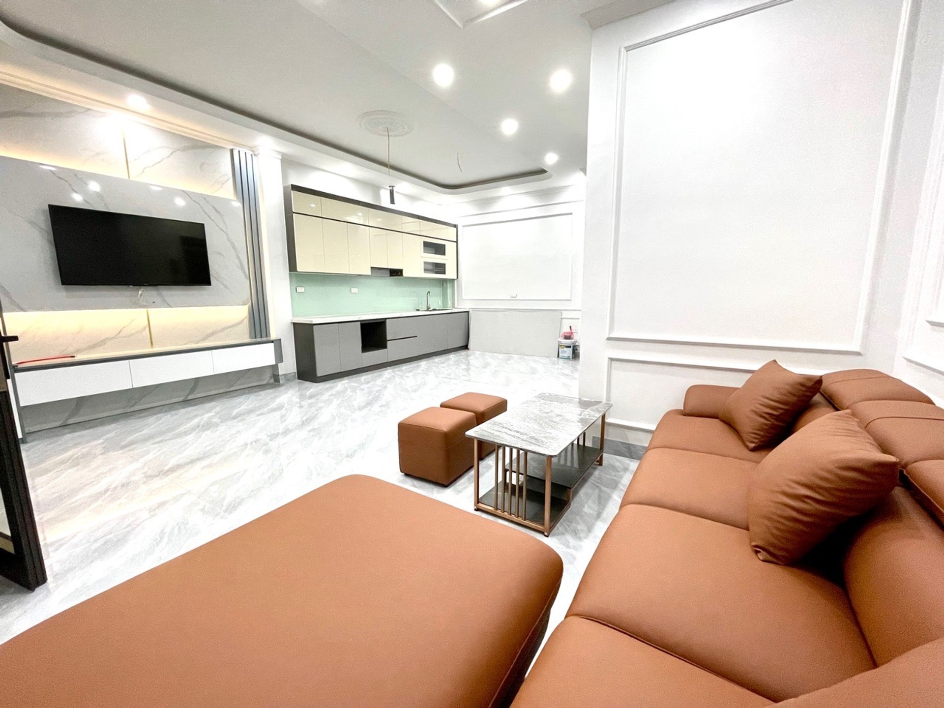Bán nhà riêng 6 tầng thang máy tại phường Ngọc Hồi, hướng tây nam, thiết kế thoáng đẹp