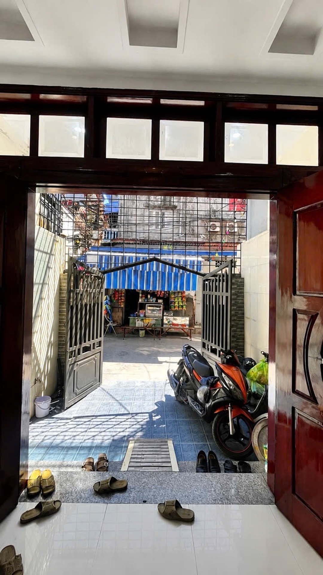Nhà 4 tầng mặt ngõ thông, ô tô vào nhà, khu dân cư nhộn nhịp