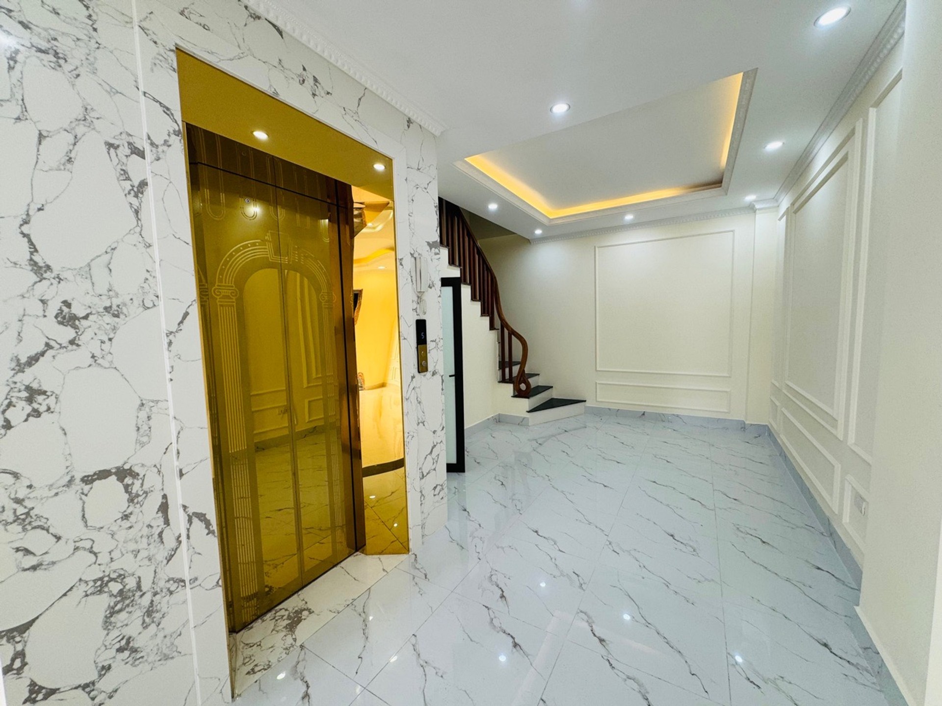 Bán nhà mới xây 5 tầng tại quận Hai Bà Trưng, phù hợp ở và kinh doanh