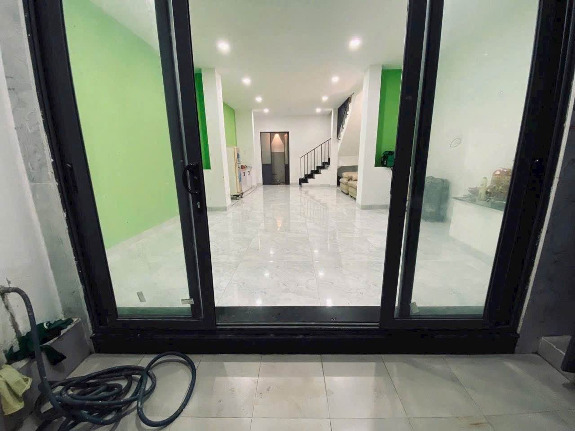 Nhà Hơn 4 tỷ có hdt 10tr/ thể ngang 4 dài 13 nợ hậu 4,5 phong thủy.