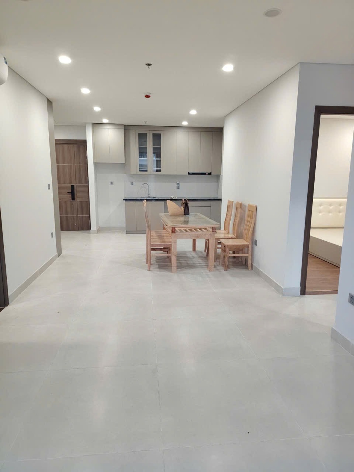 Căn hộ cao cấp 3 ngủ view hồ tại Ngọc Thuỵ, diện tích 97m2 full nội thất